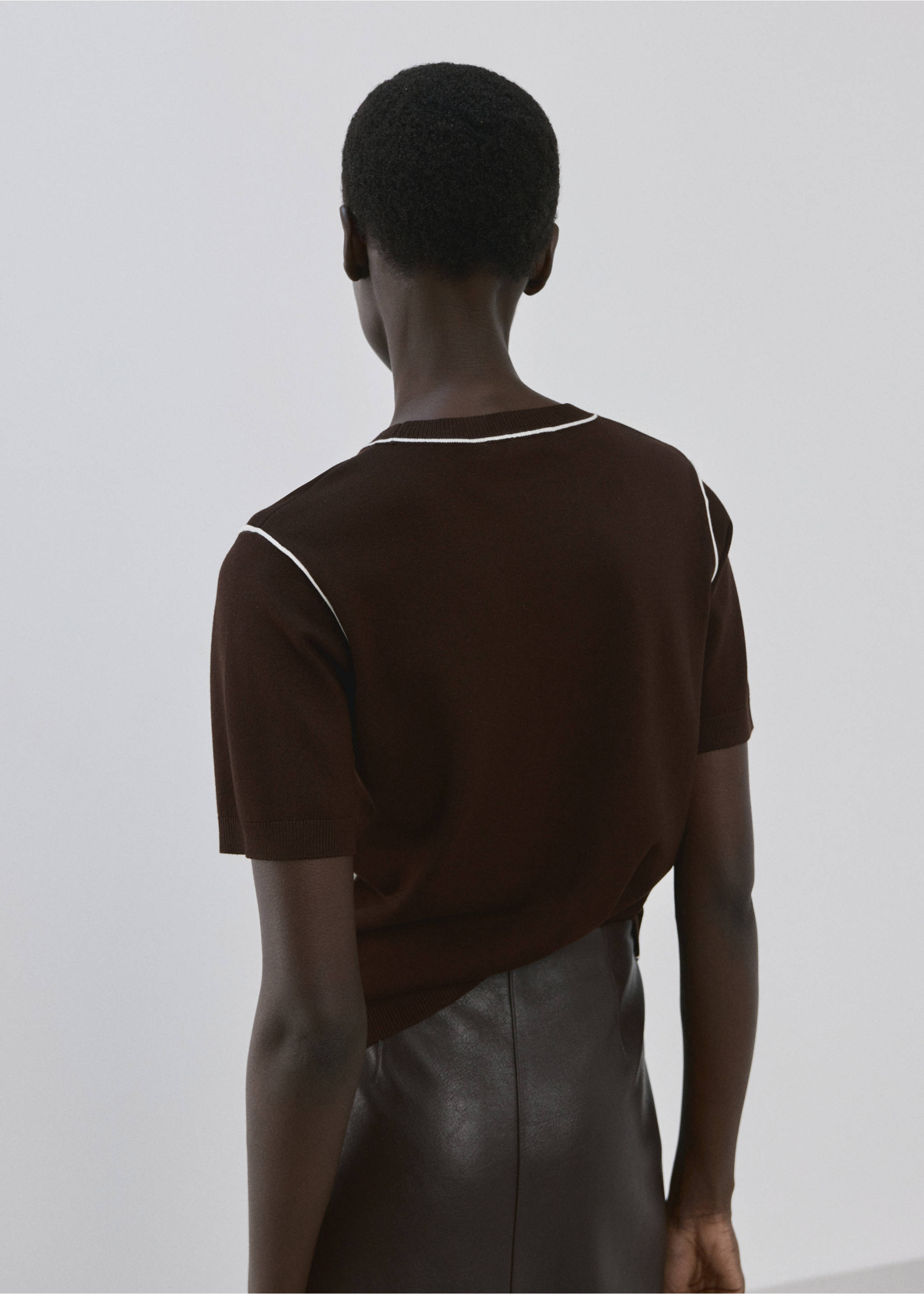 Fine knit sweater with contrasting stripes - Reverse of the article, Chocolate. Ref: 27024774-00.