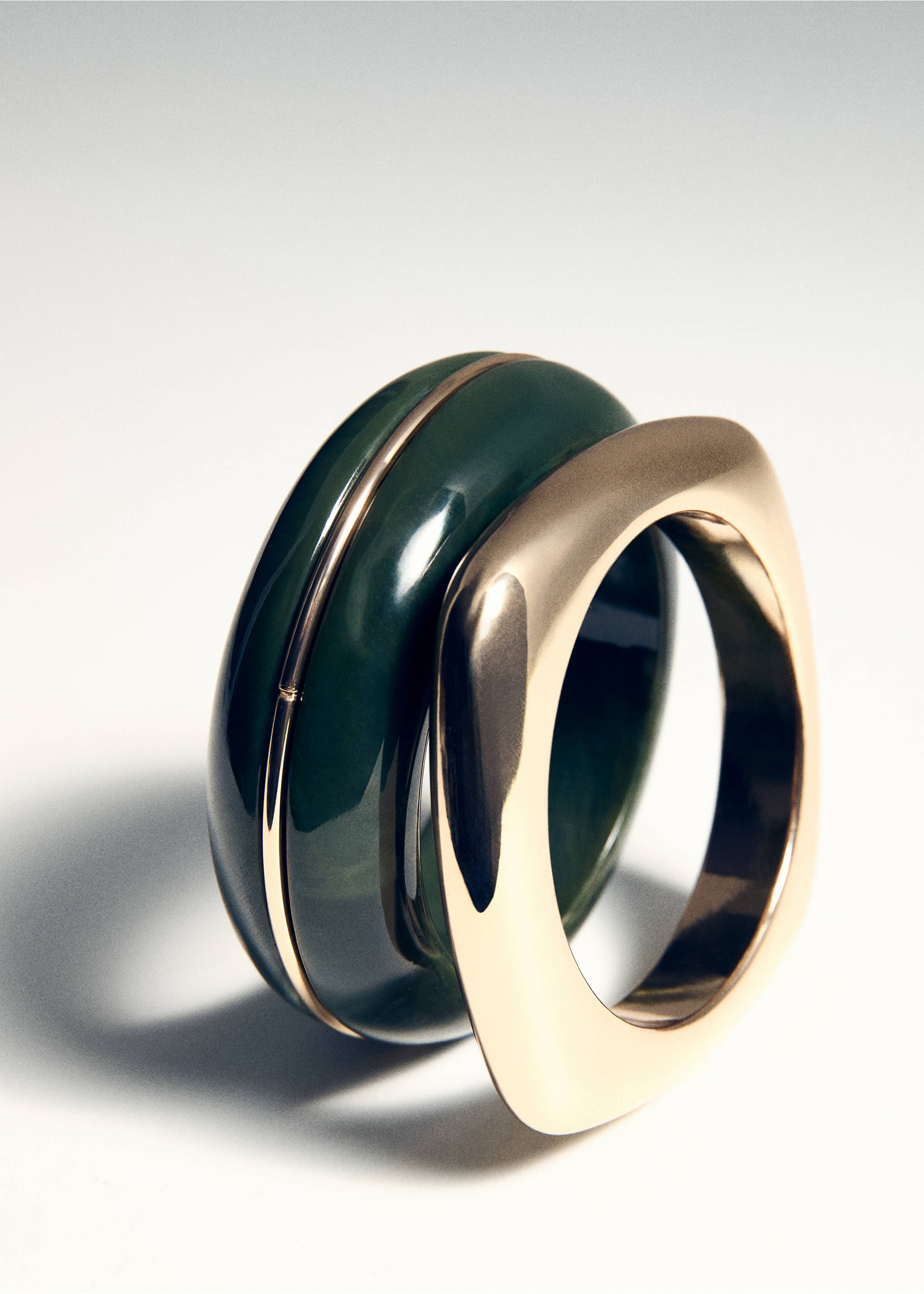 Set of combined rigid bracelets - Details of the article 5, Gold. Ref: 27024782-00.