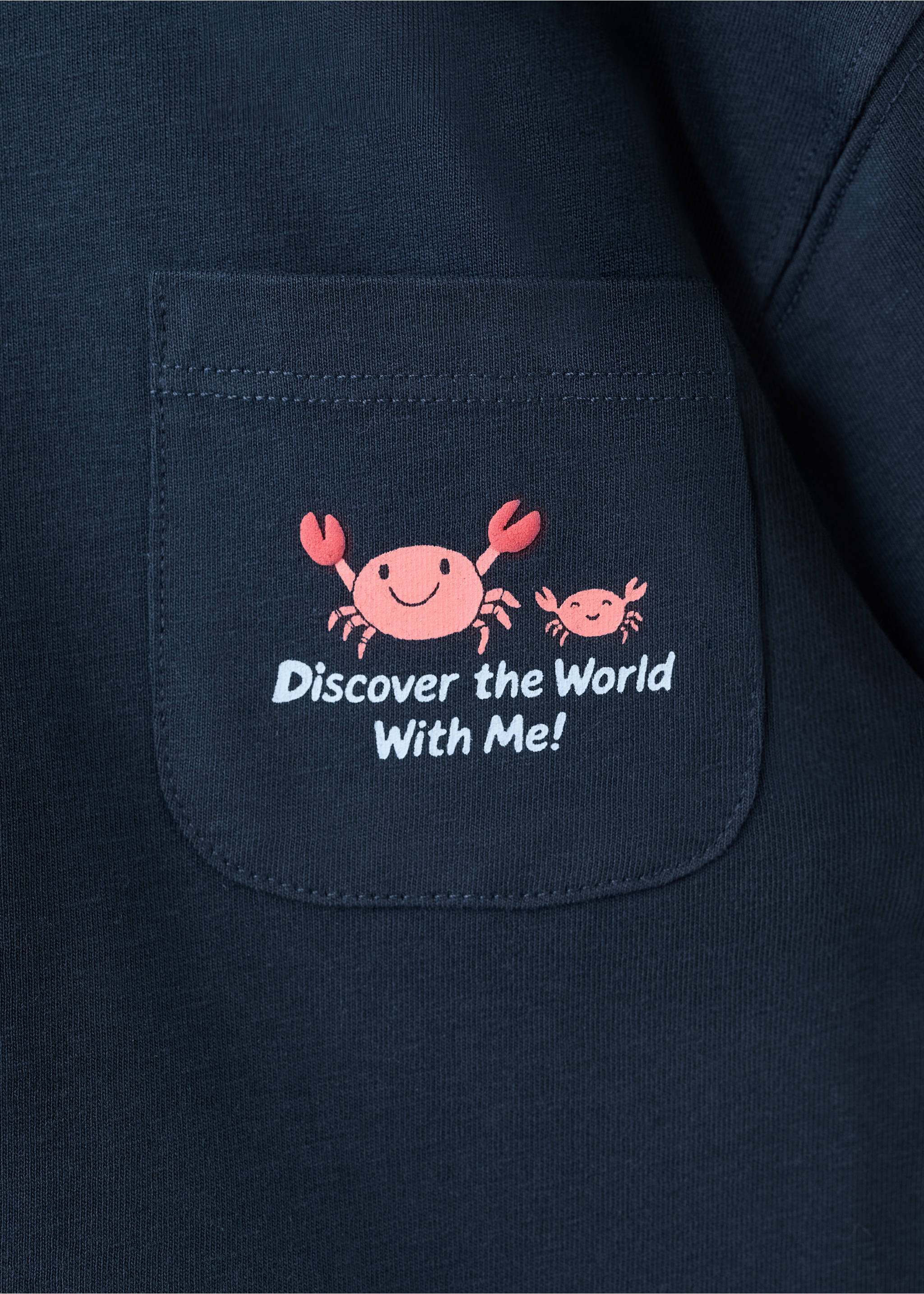 تيشيرت بتفاصيل جيب مطبوع - تفاصيل المنتج 0, أزرق غامق. Ref: 27025151-00.