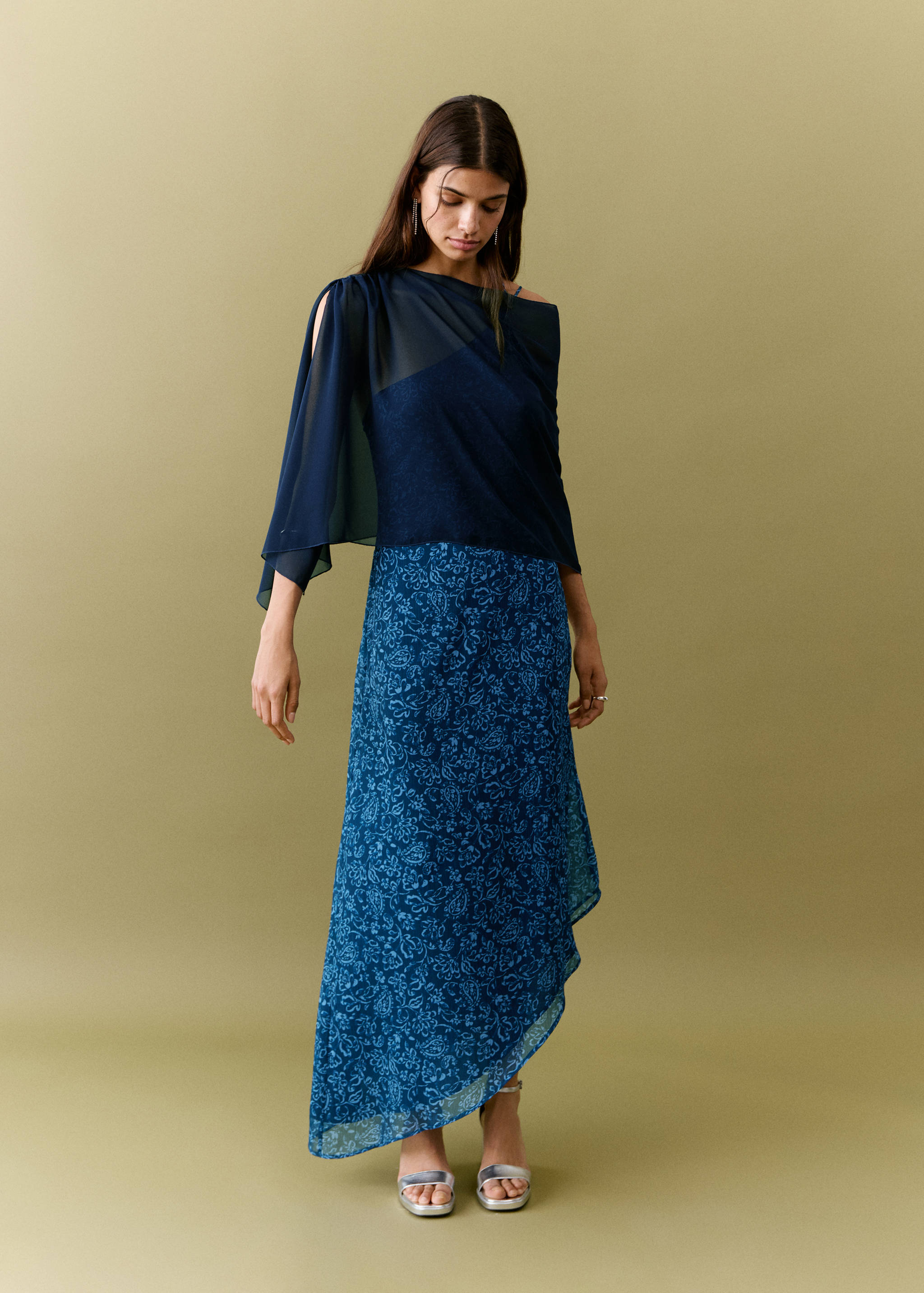 Полупрозрачная накидка с разрезом - Общий план