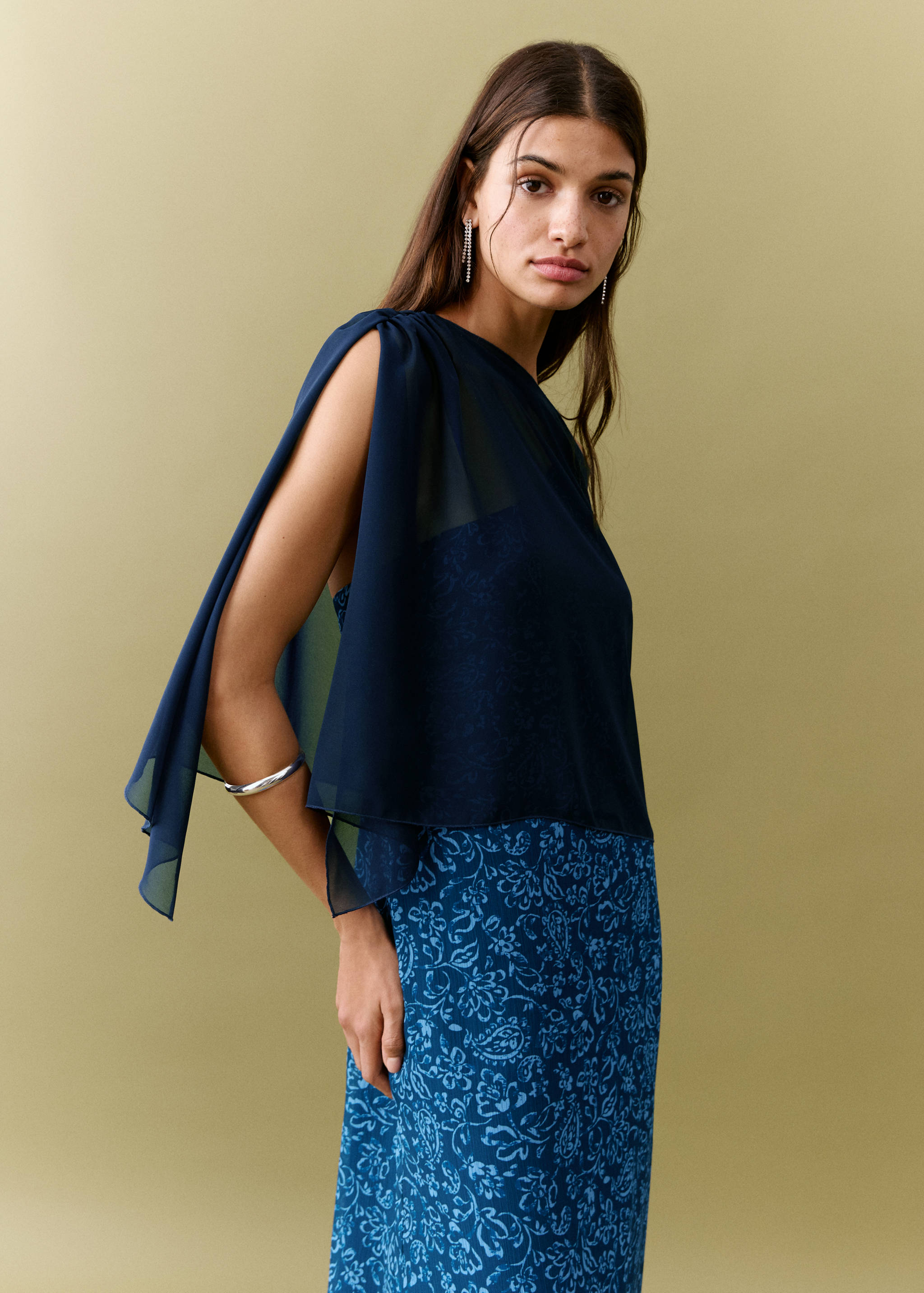 Полупрозрачная накидка с разрезом - Средний план