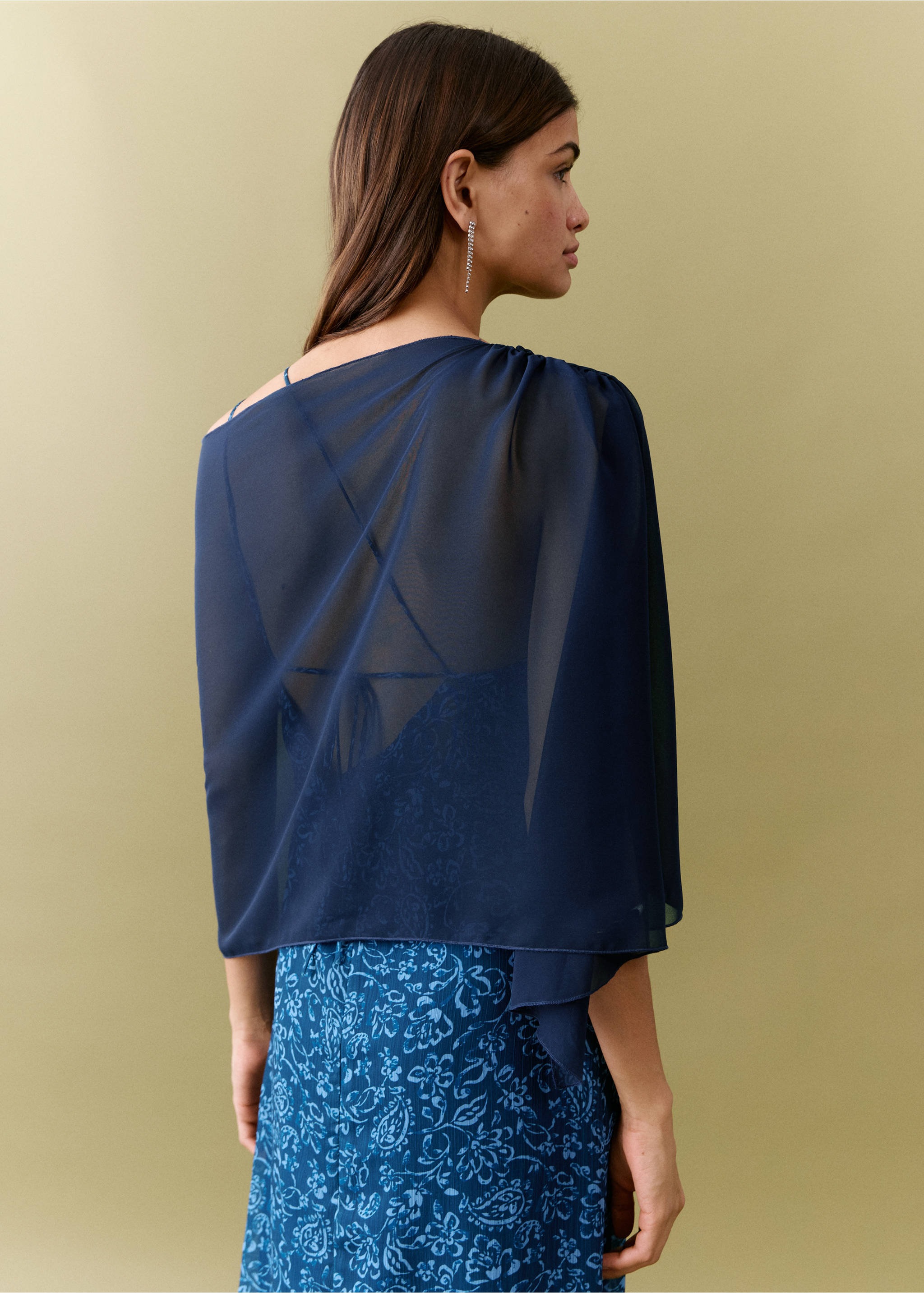 Полупрозрачная накидка с разрезом - Обратная сторона изделия, Глубокий темно-синий. Ref: 27025815-00.