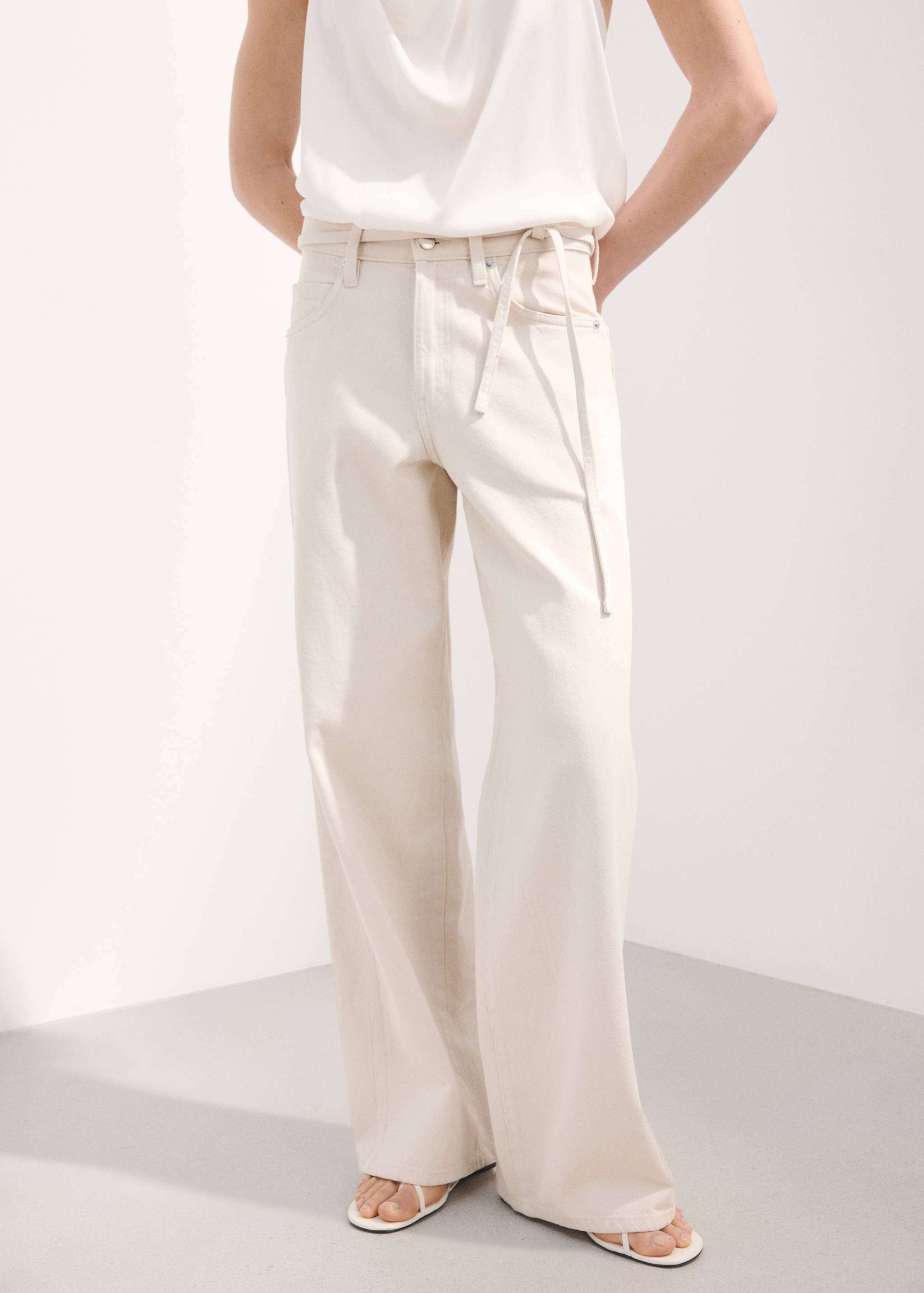 Джинсы с широкими штанинами и шнурком - Средний план