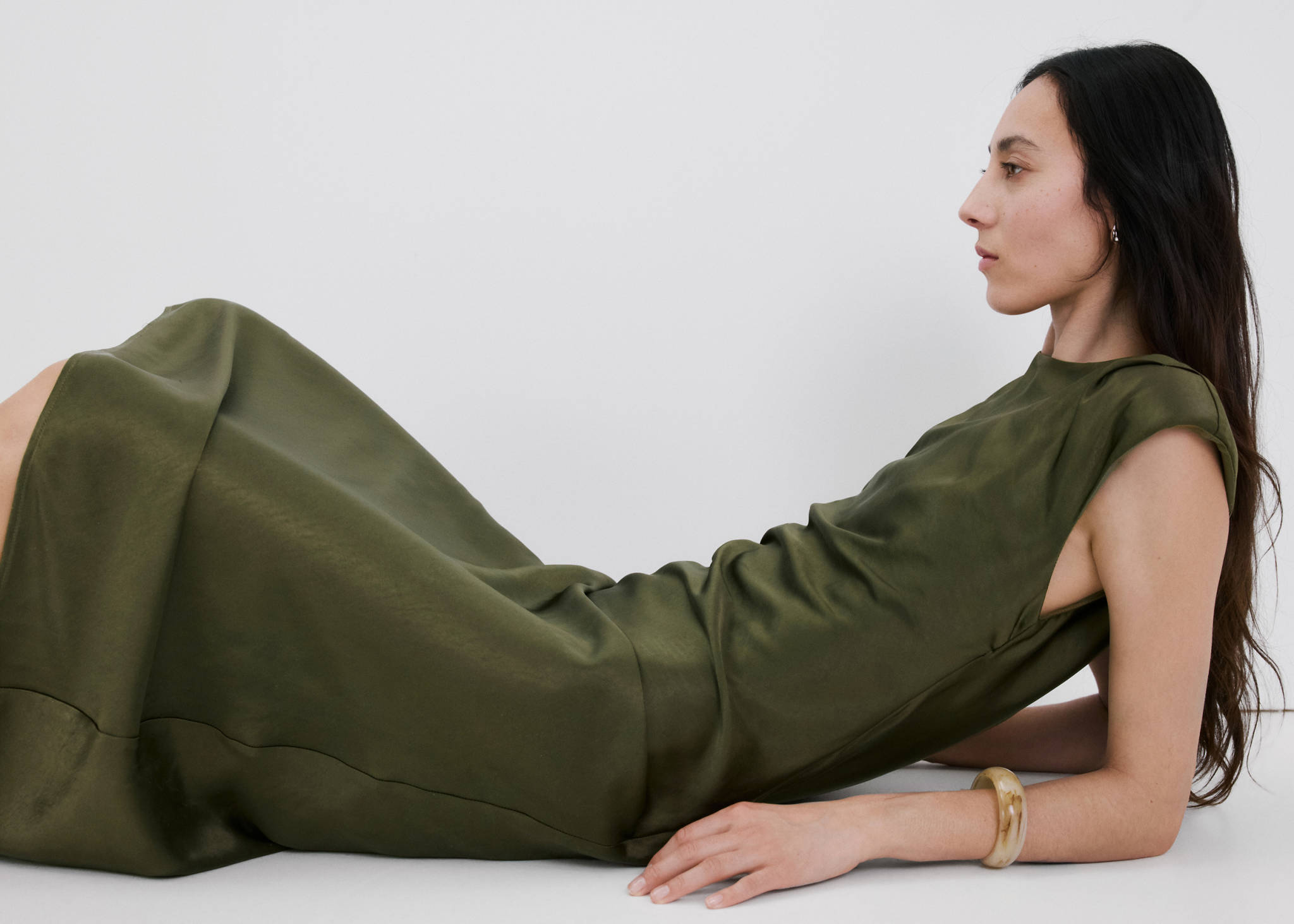 Satin dress with shoulder pads - Panoramic plane