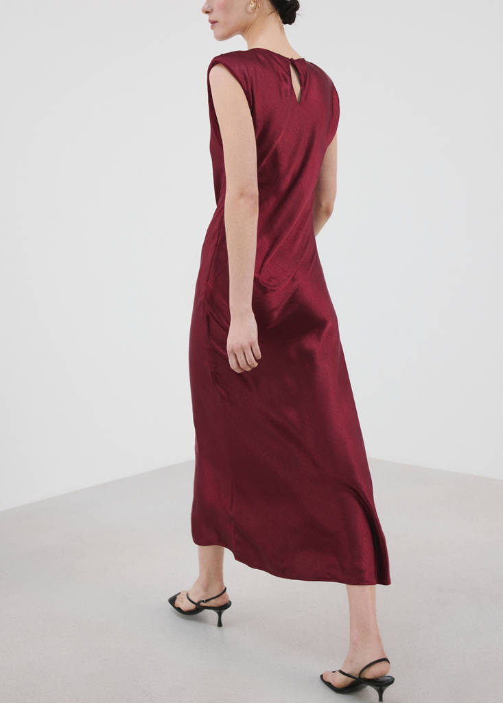 Satin dress with shoulder pads — Cherry