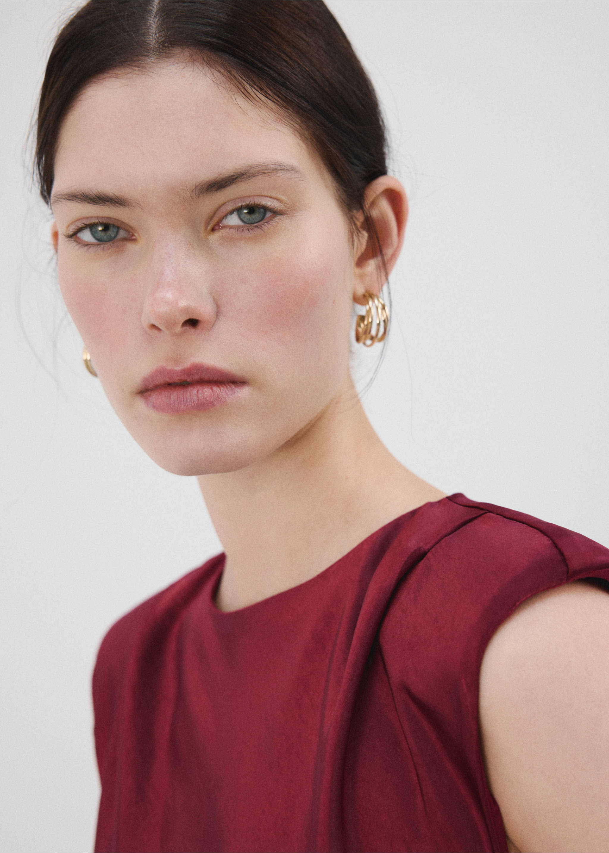 Satin dress with shoulder pads - Details of the article 1, Cherry. Ref: 27025826-00.