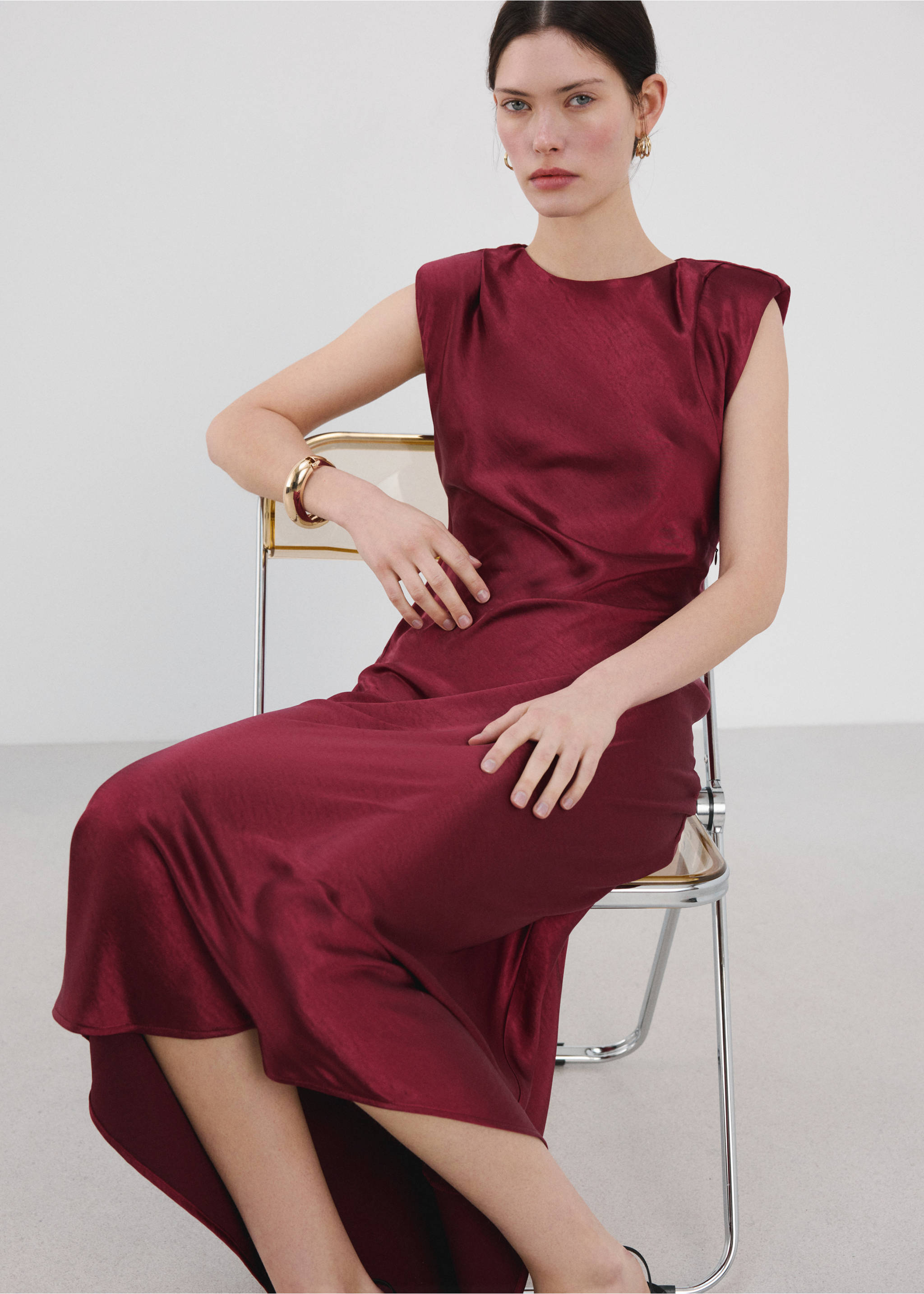 Satin dress with shoulder pads - Details of the article 2, Cherry. Ref: 27025826-00.