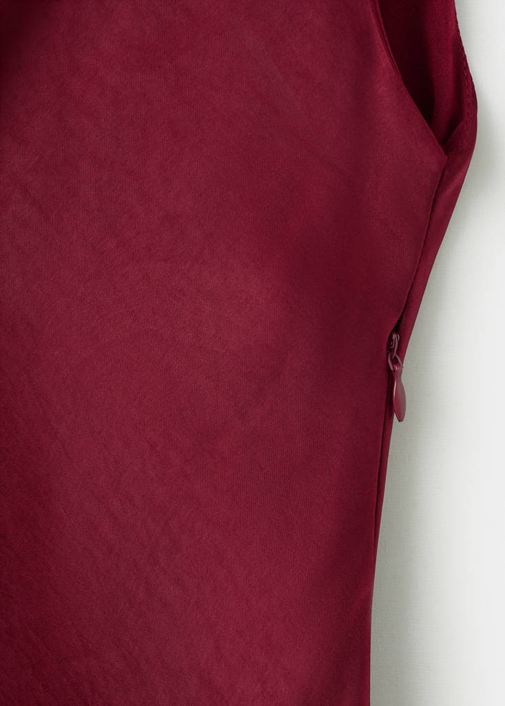 Satin dress with shoulder pads — Cherry