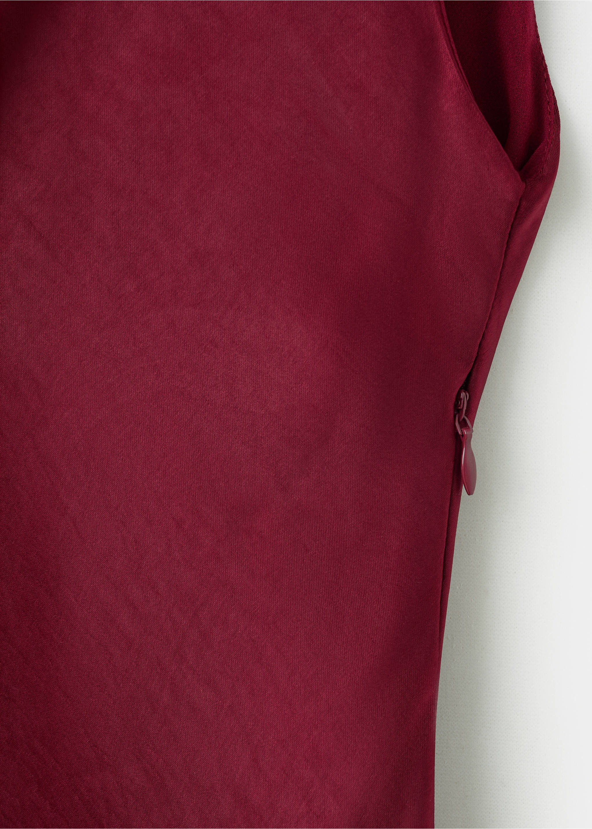 Satin dress with shoulder pads - Details of the article 8, Cherry. Ref: 27025826-00.