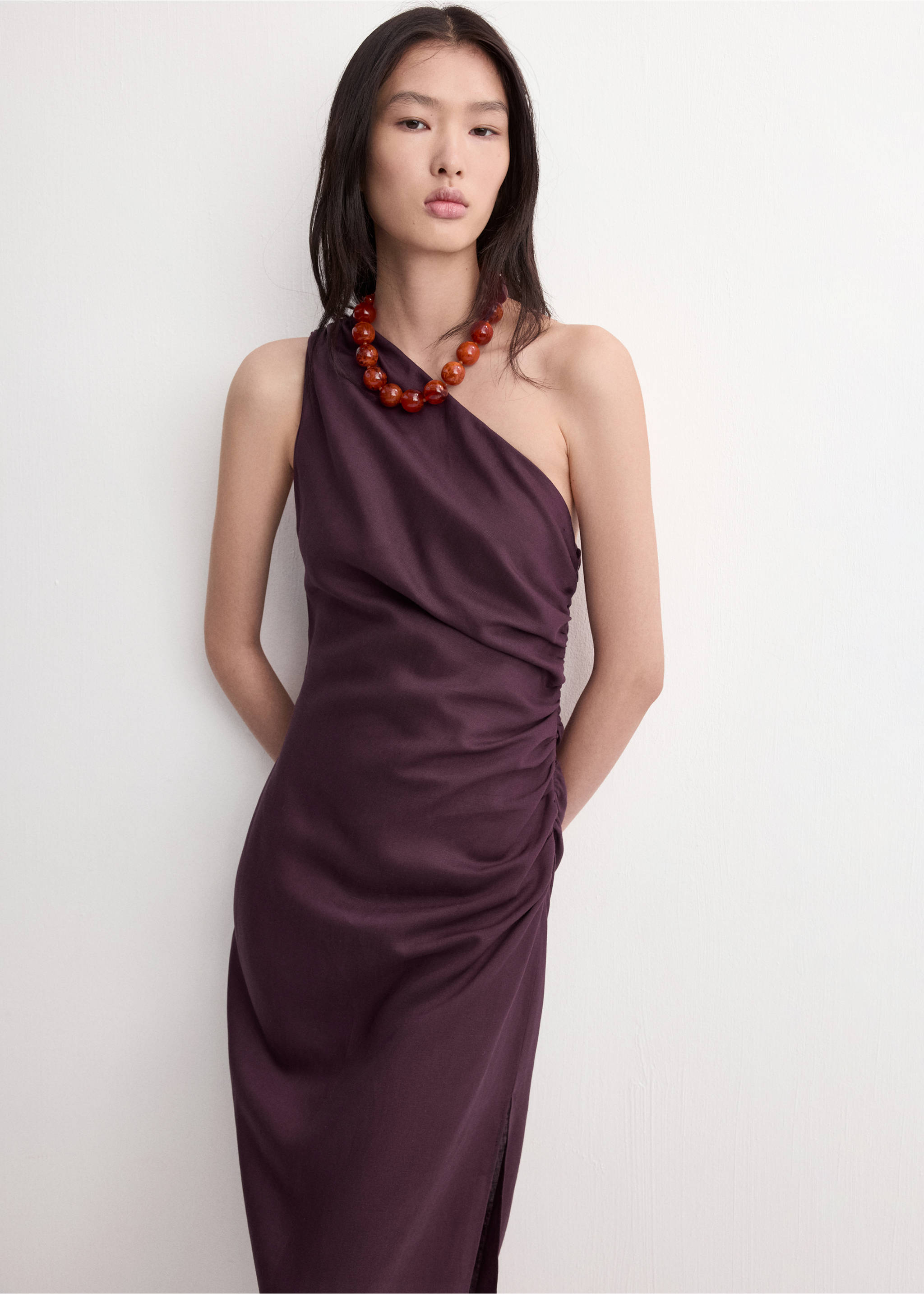 Vestido asimétrico abertura lateral - Plano medio, Burdeos. Ref: 27025827-00.