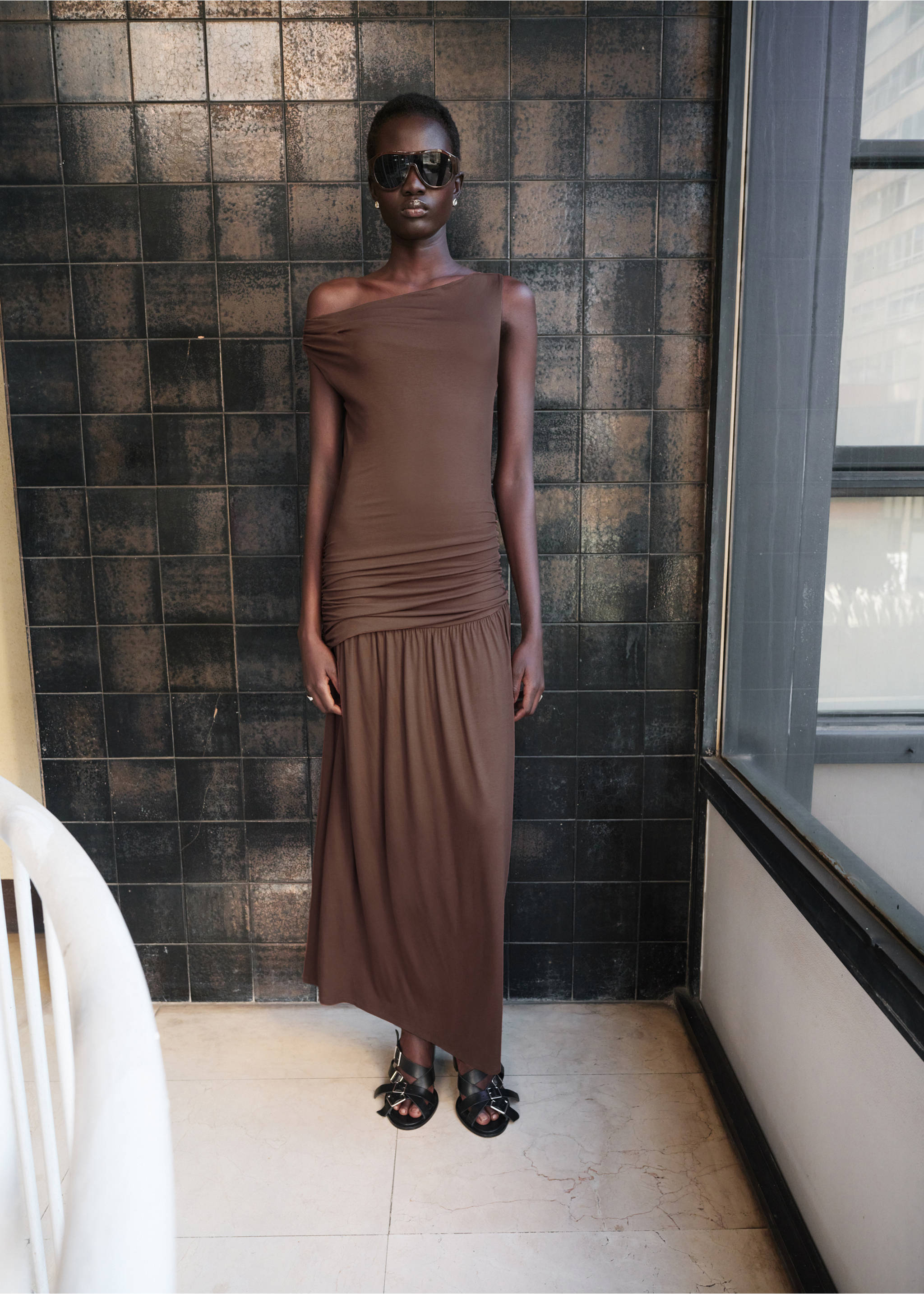 Asymmetrical dress with gathered body - General plane, Brown. Ref: 27025832-00.
