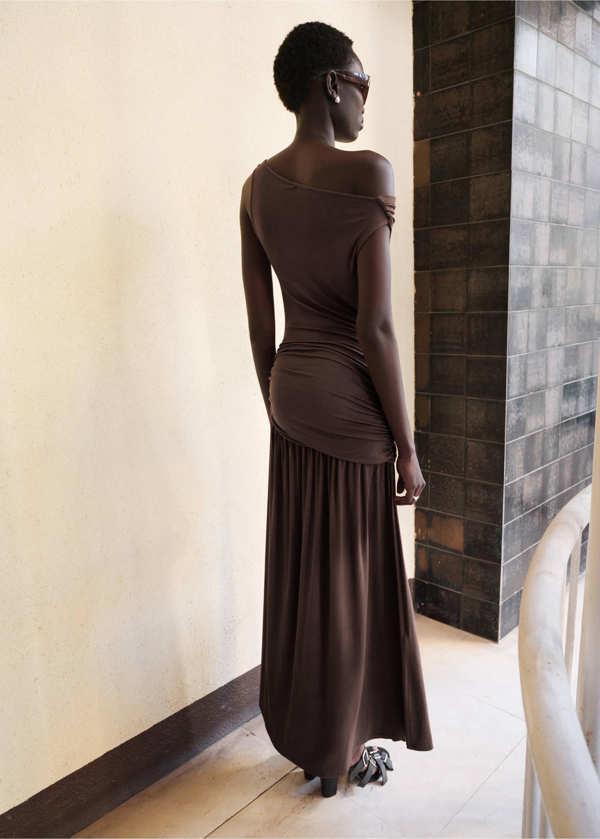 Asymmetrical dress with gathered body - Reverse of the article, Brown. Ref: 27025832-00.