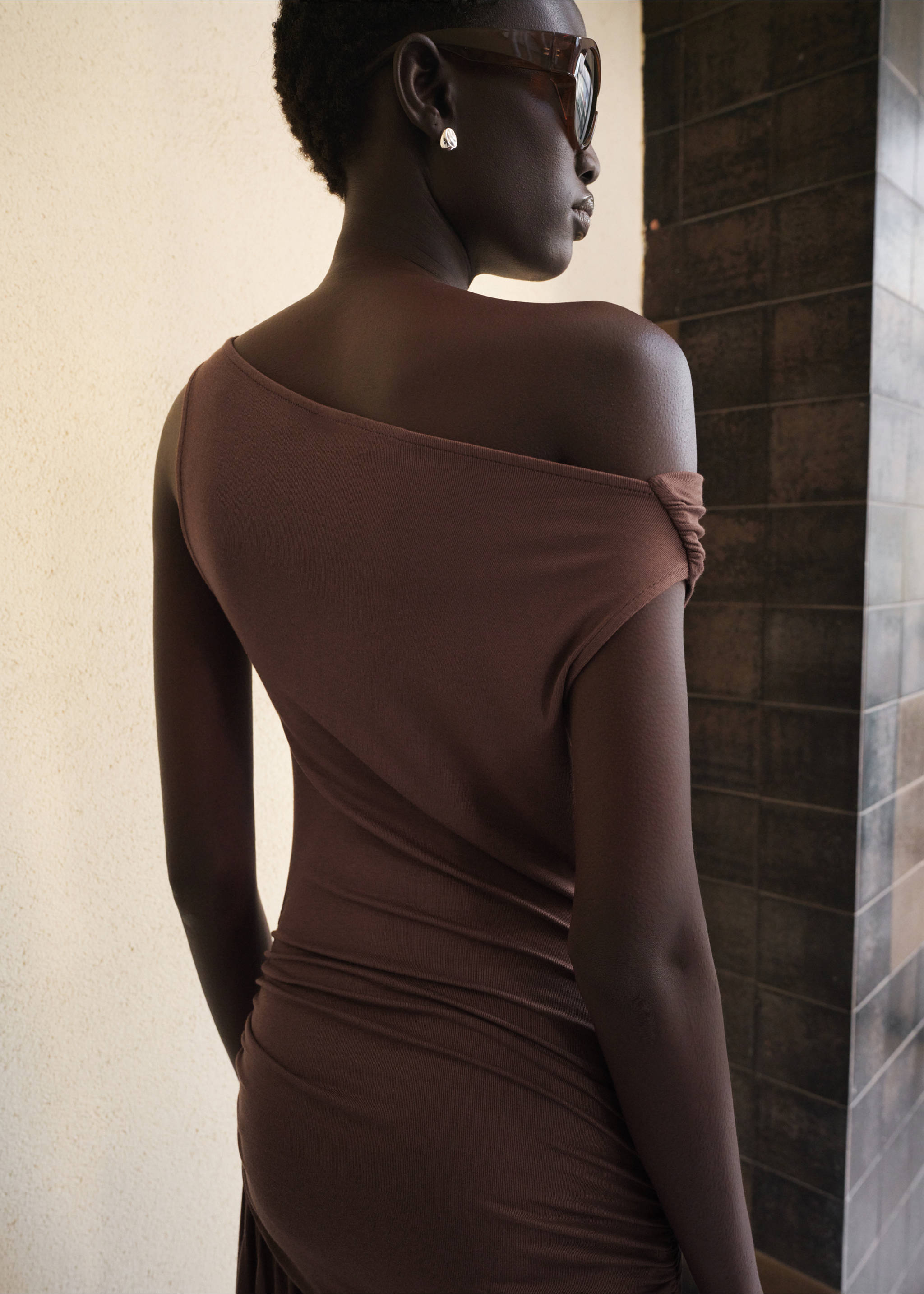 Asymmetrical dress with gathered body - Details of the article 6, Brown. Ref: 27025832-00.