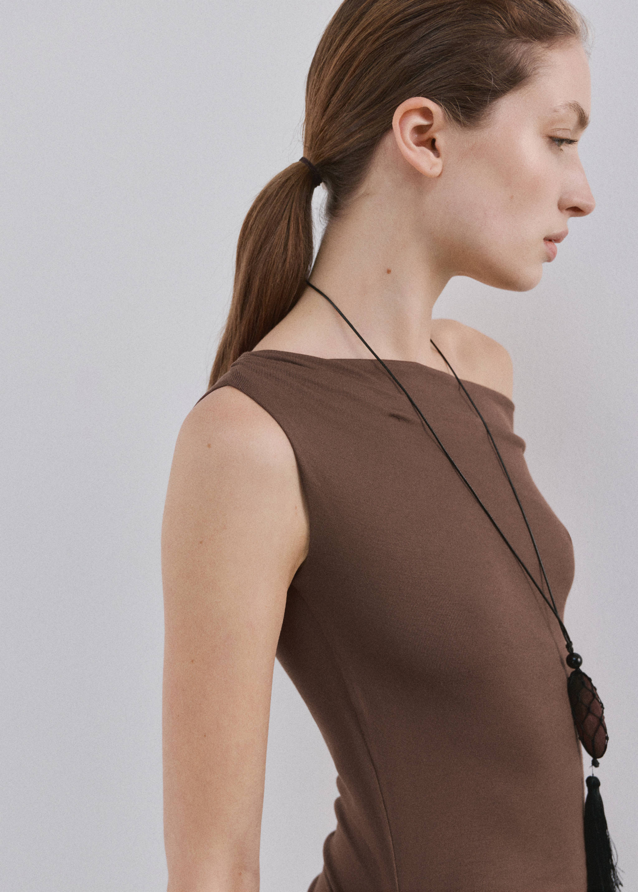 Asymmetrisches Kleid mit gerafftem Oberteil - Detail des Artikels 2