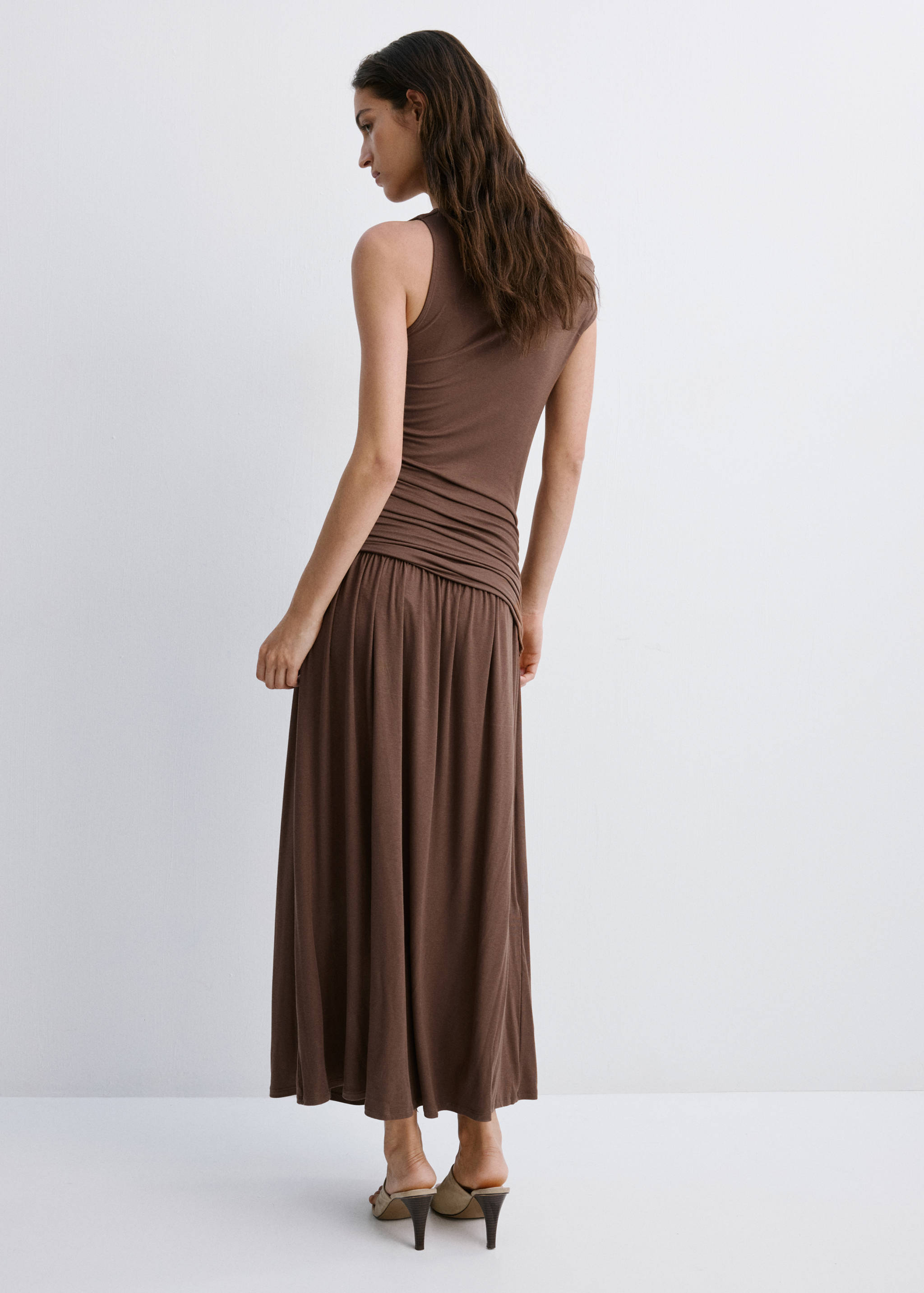 Vestido asimétrico cuerpo fruncido - Reverso del artículo