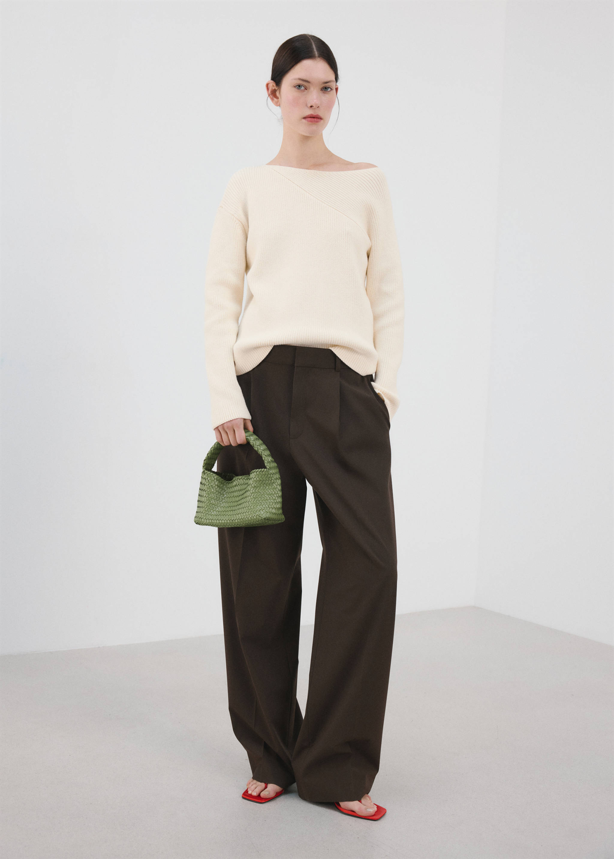 Sweter z dzianiny z dekoltem w łódkę - Plan ogólny