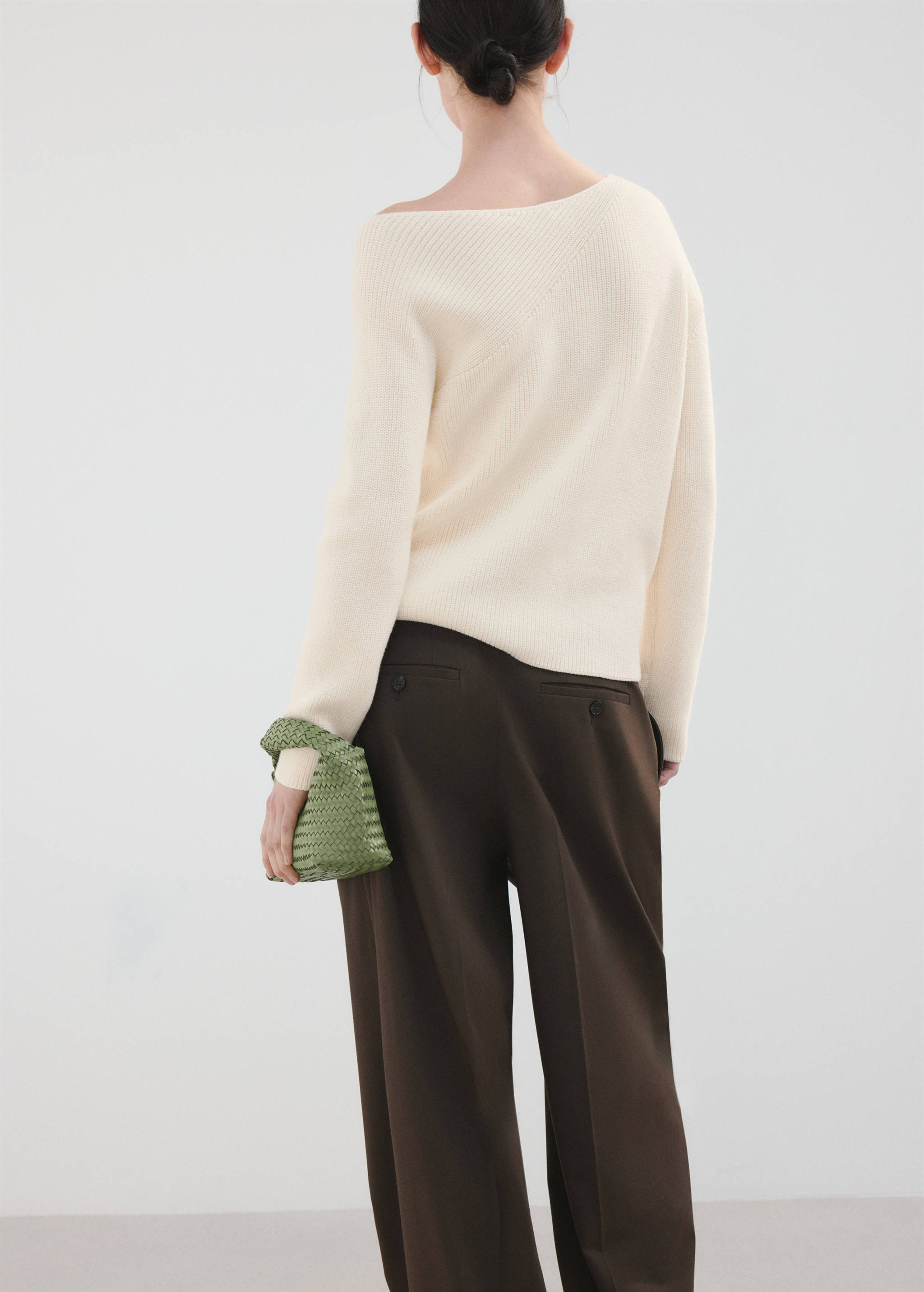 Sweter z dzianiny z dekoltem w łódkę - Tylna strona artykułu