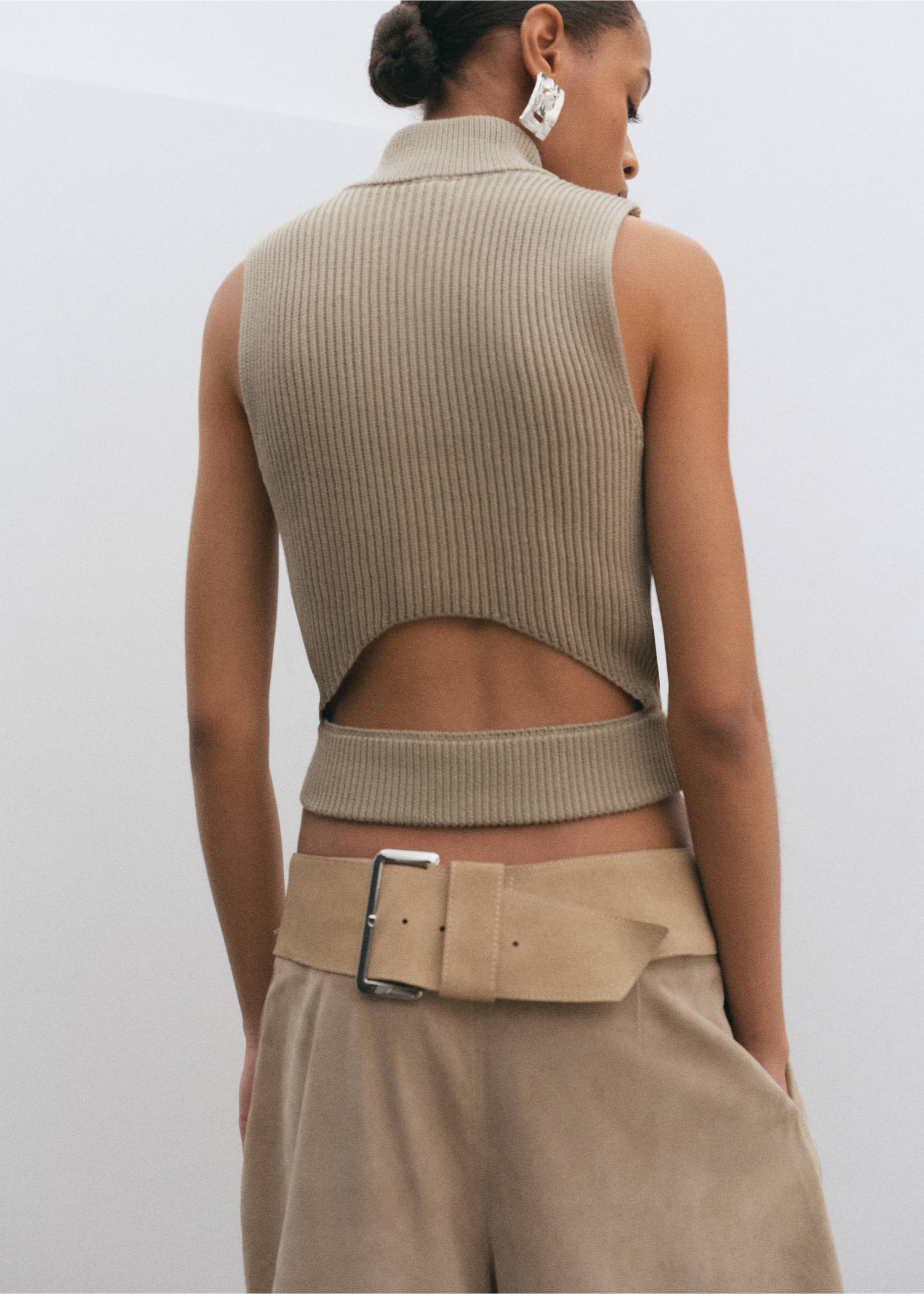 Ribbed knitted top with zip - Reverse of the article, Khaki. Ref: 27025844-00.
