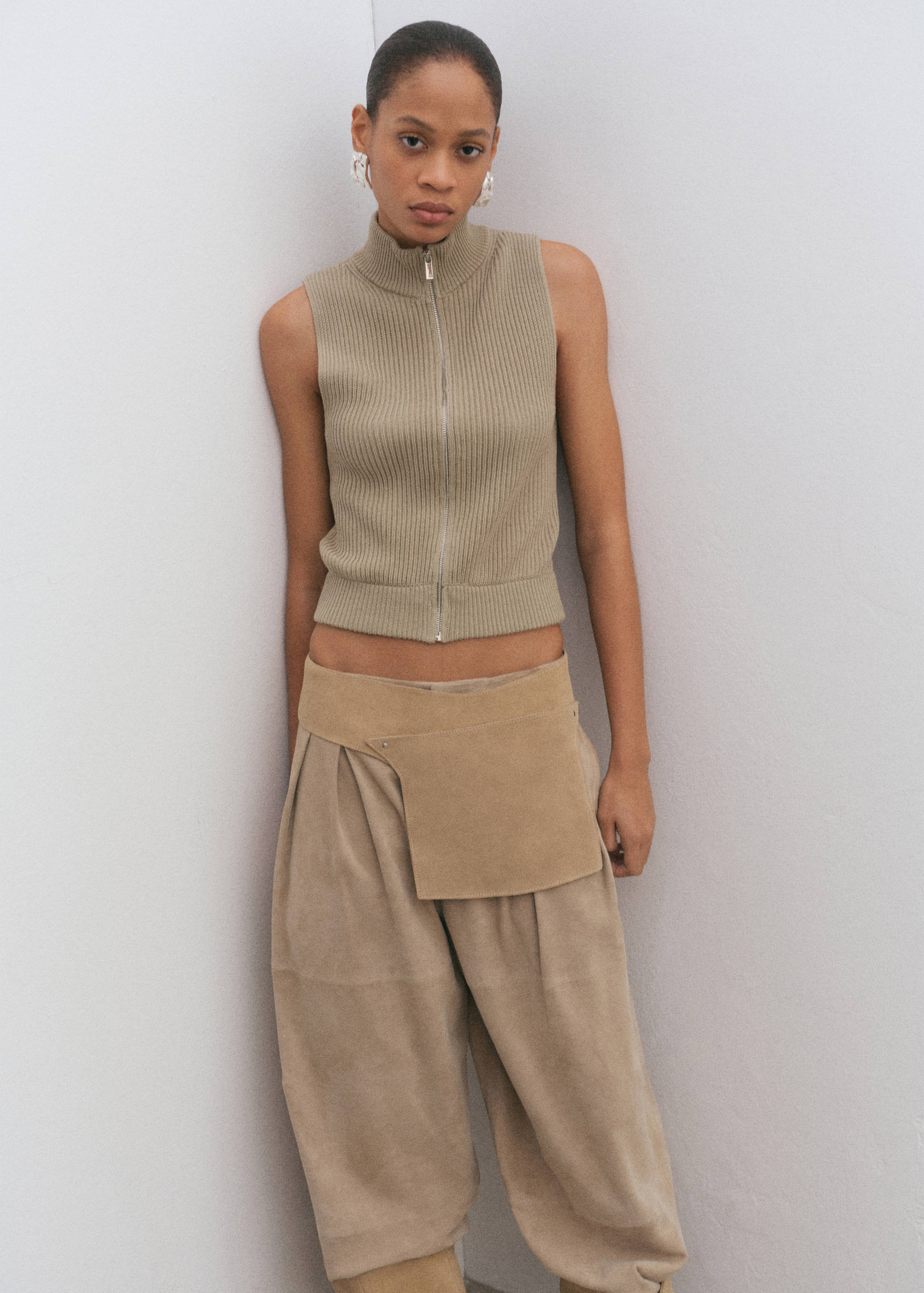 Ribbed knitted top with zip - Details of the article 1