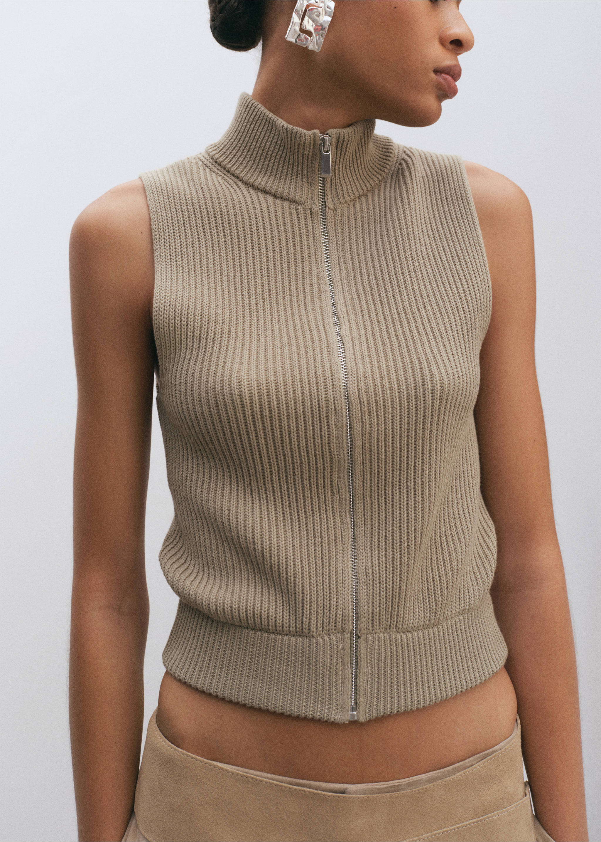 Ribbed knitted top with zip - Details of the article 6, Khaki. Ref: 27025844-00.