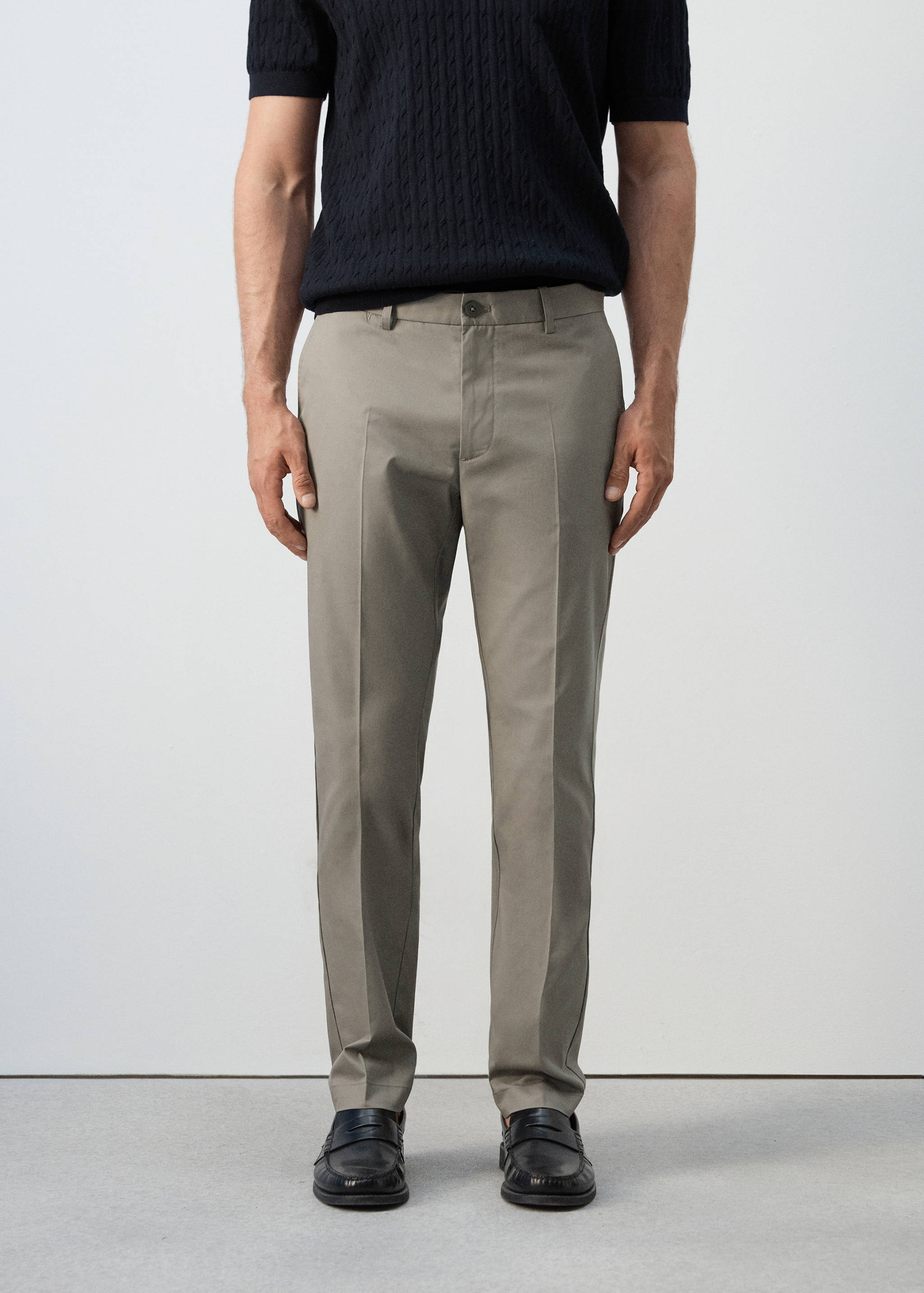 Саржевые брюки зауженного кроя из 100% хлопка - Средний план