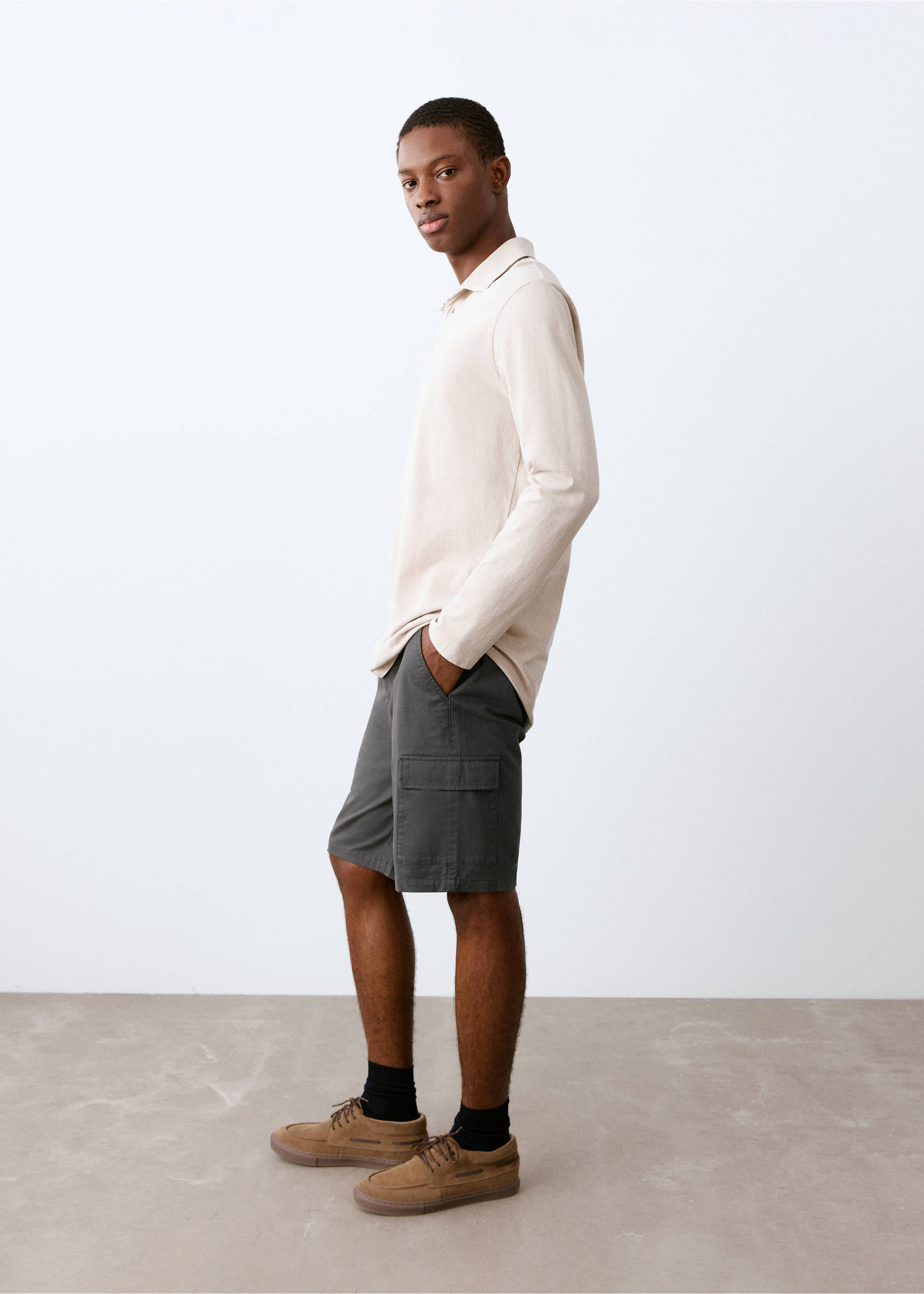 Хлопковые бермуды в грузовом стиле - Средний план, Угольно-серый. Ref: 27025936-00.