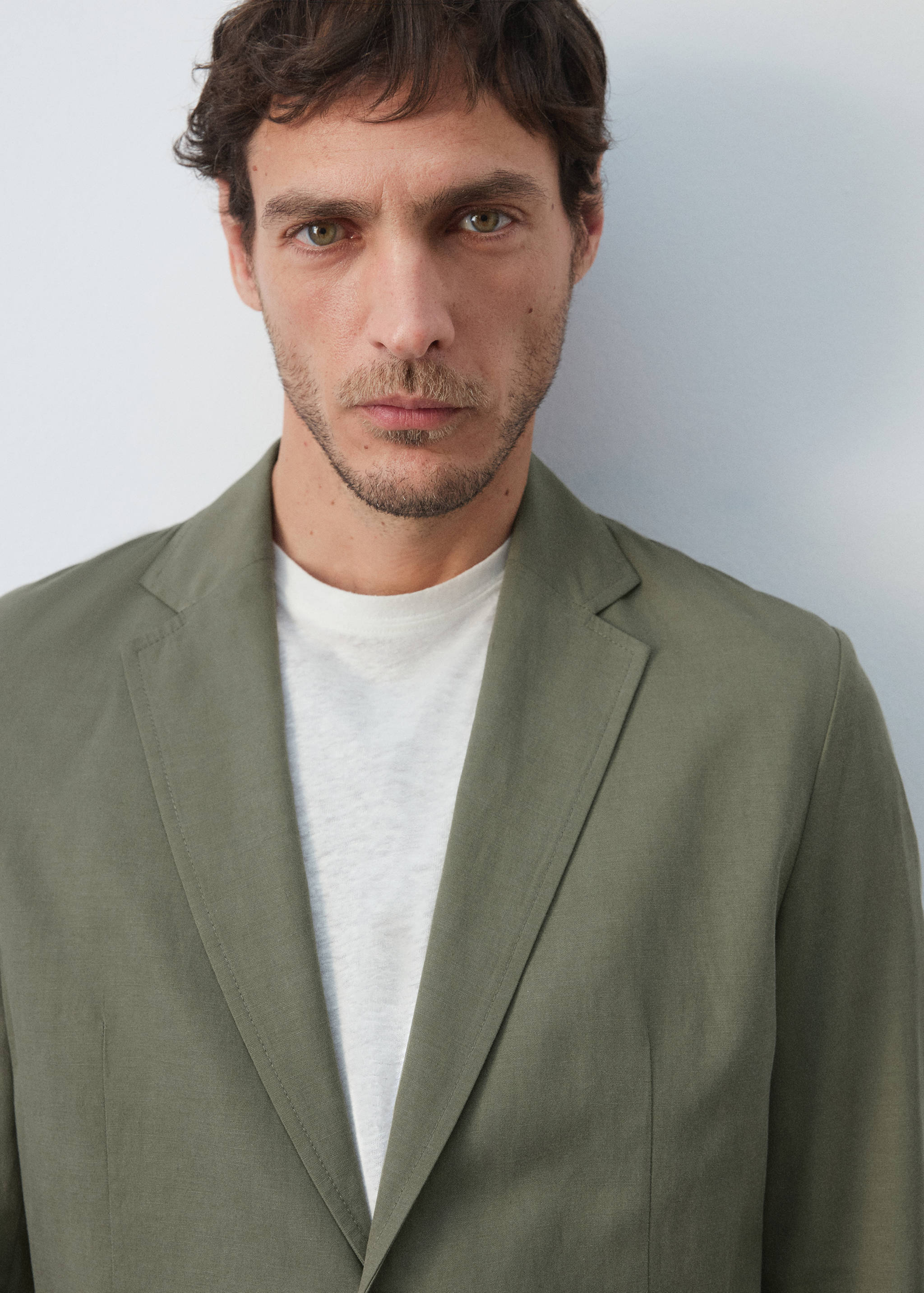 جاكيت بليزر سليم فيت من مزيج الكتان والليوسيل - تفاصيل المنتج 1