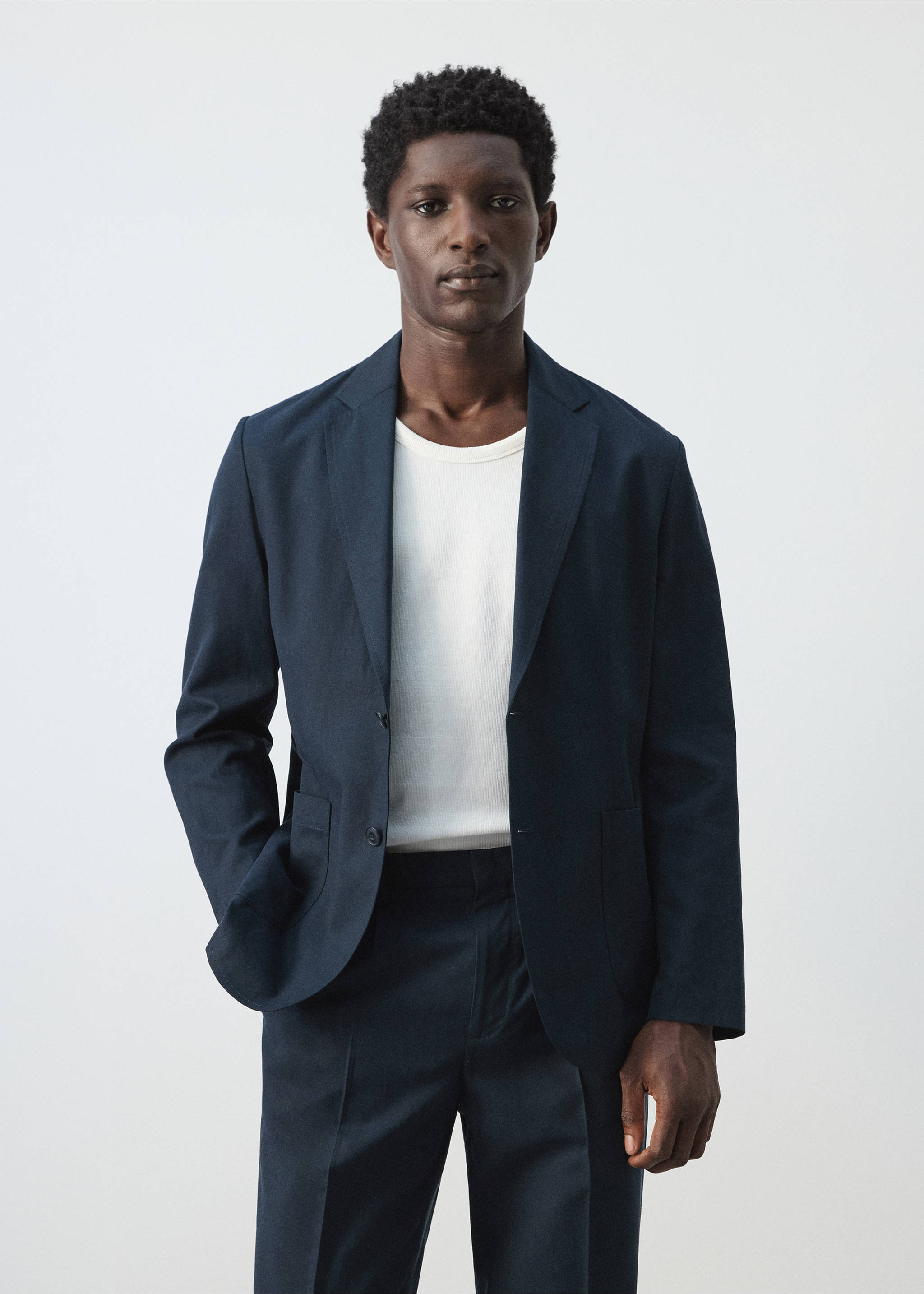 Костюмный пиджак slim fit лен и лиоцелл - Средний план, Глубокий темно-синий. Ref: 27025945-00.