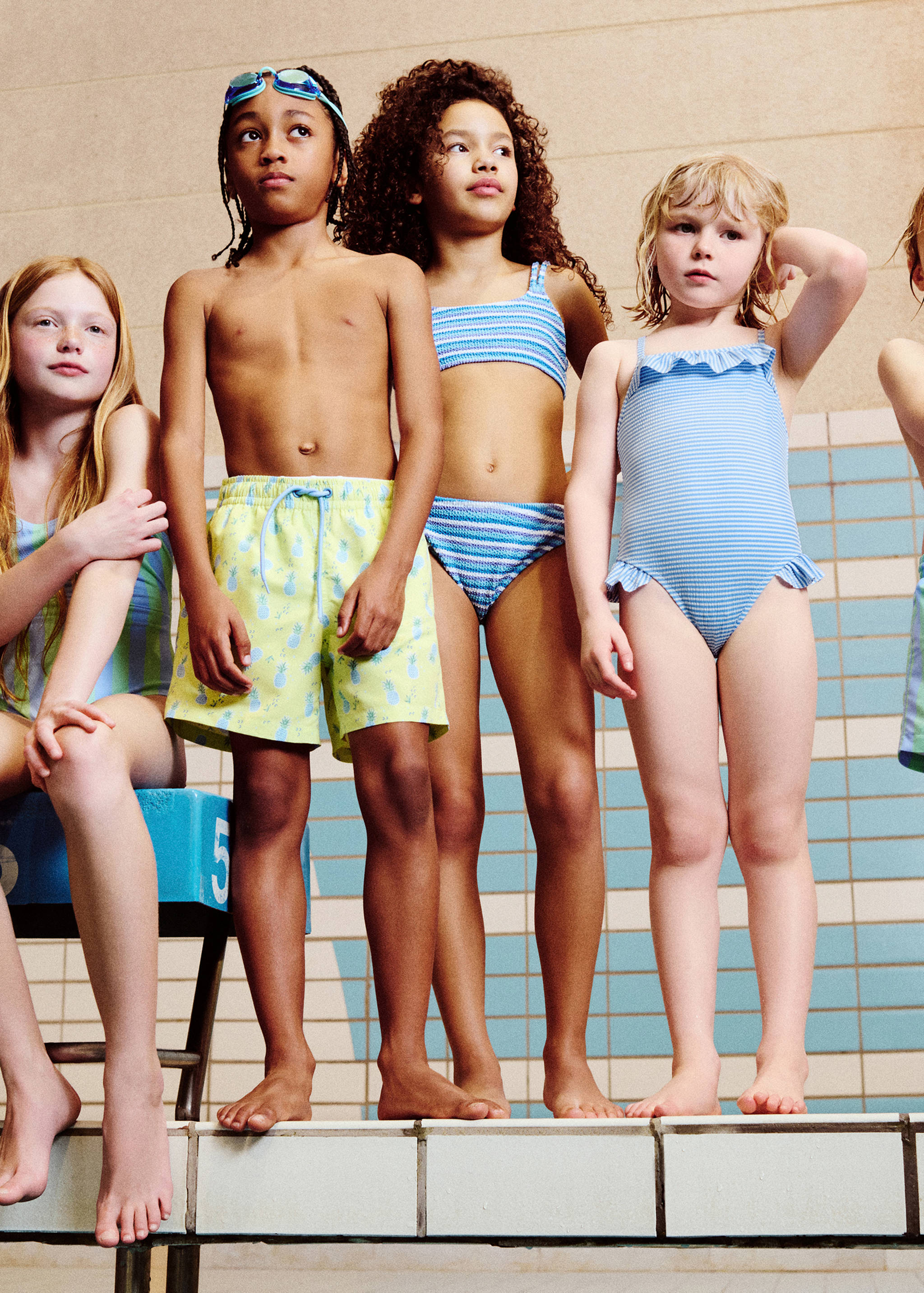 Бикини с фактурной выделкой в полоску - Общий план