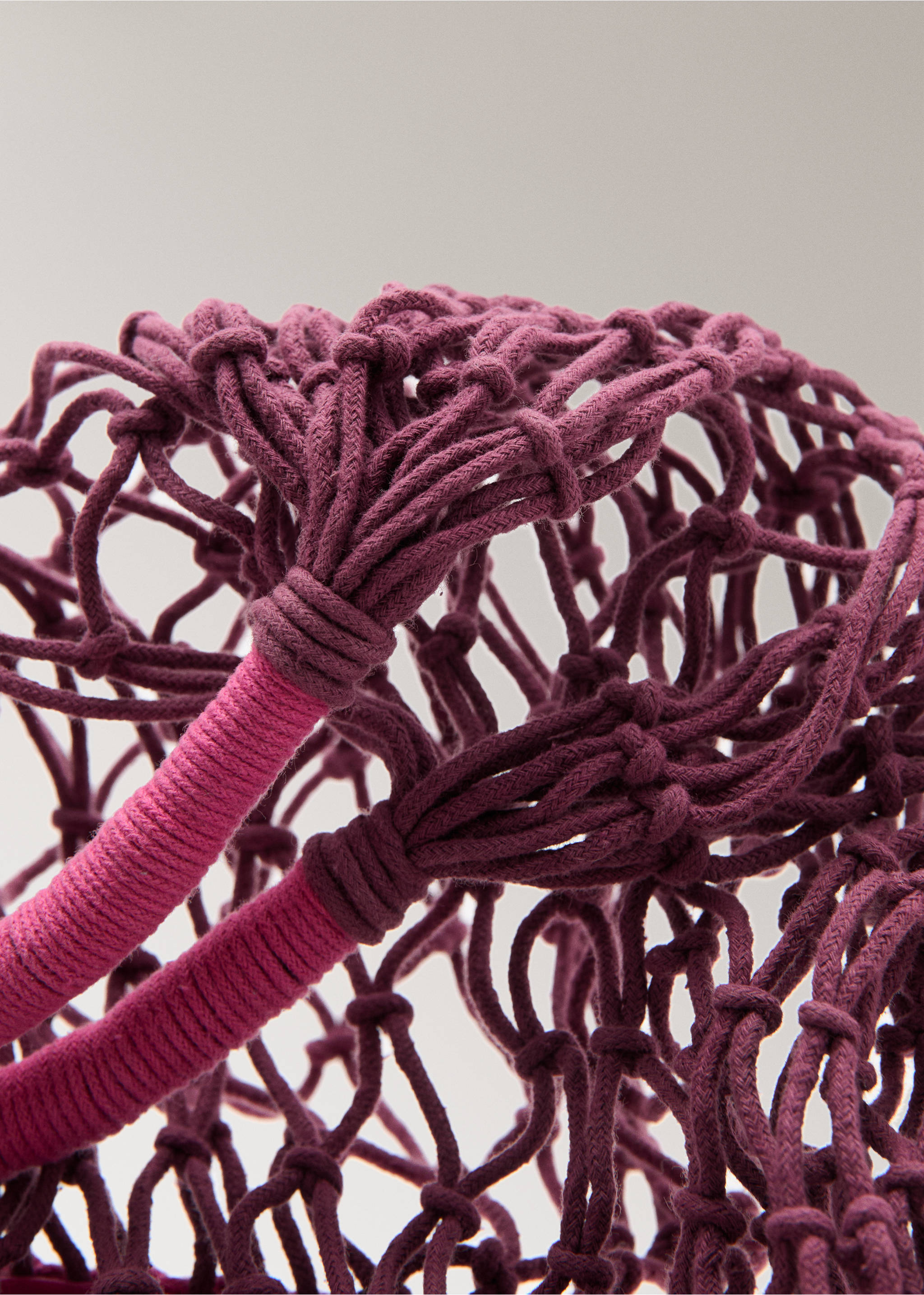 Umhängetasche aus Baumwollmesh - Detail des Artikels 1, Weinrot. Ref: 27025976-00.