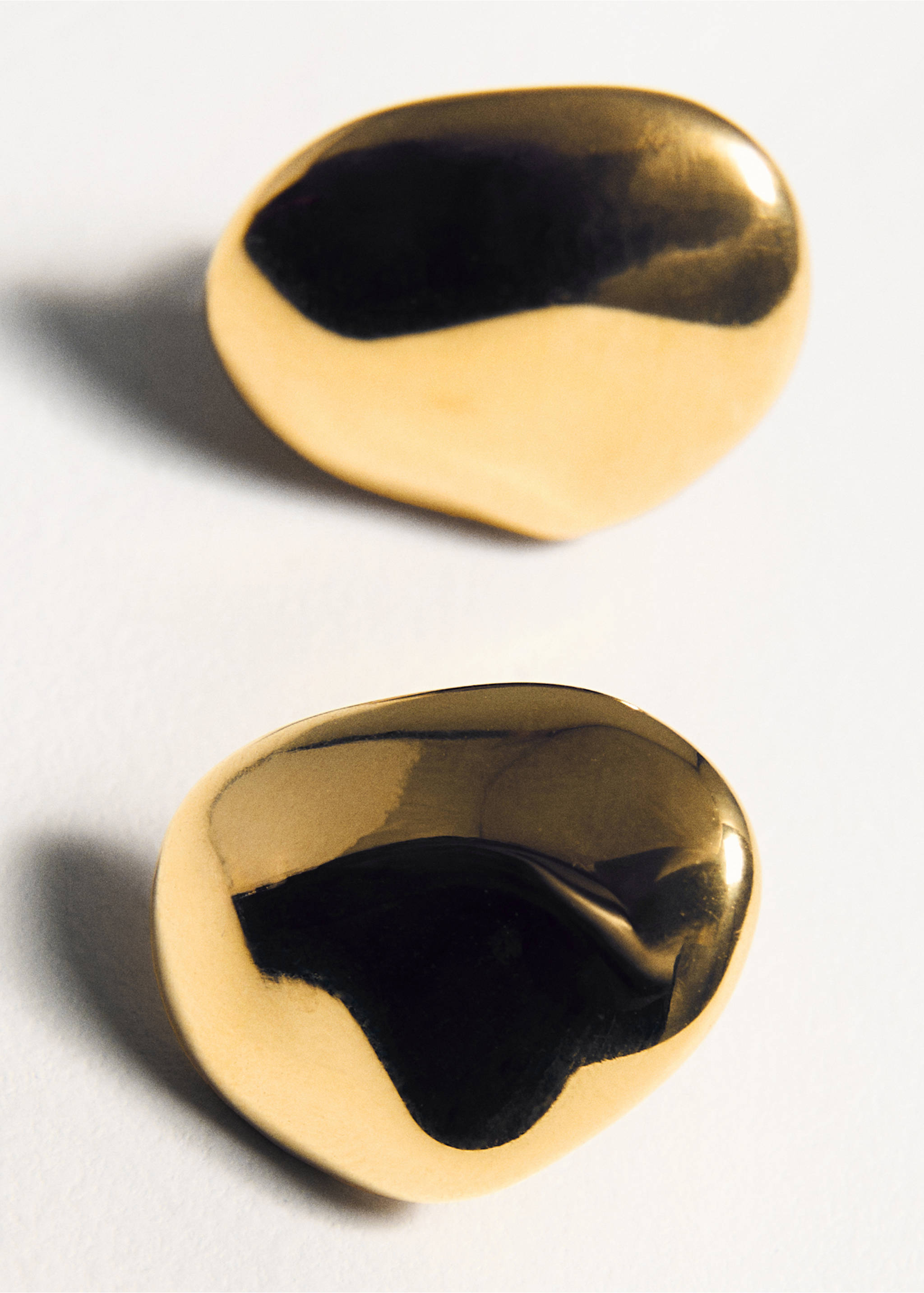 Round embossed stainless steel earrings - Details of the article 5, Gold. Ref: 27025978-00.