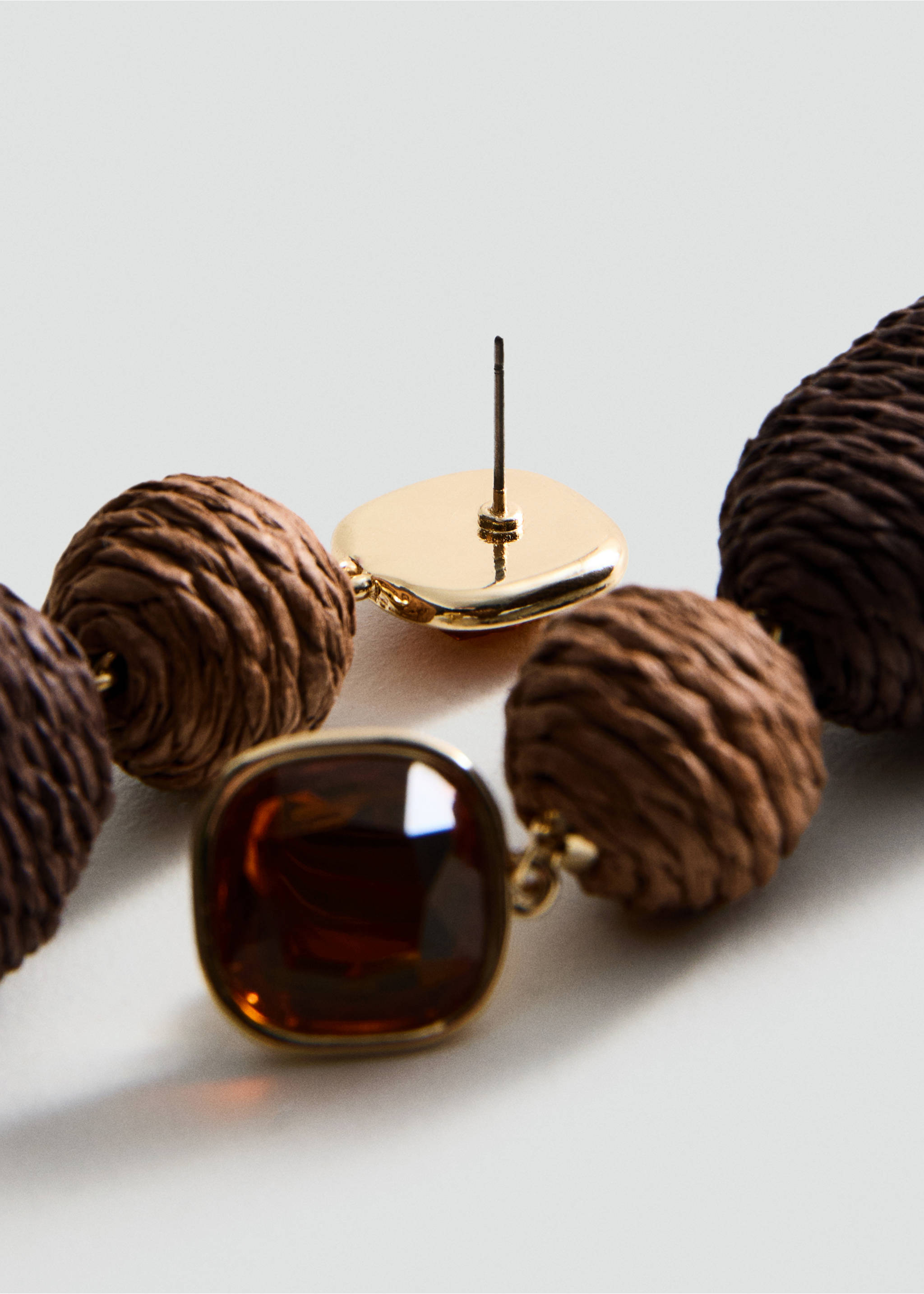 Boucles d’oreilles pendantes fibre naturelle - Plan moyen, Marron. Ref: 27025982-00.