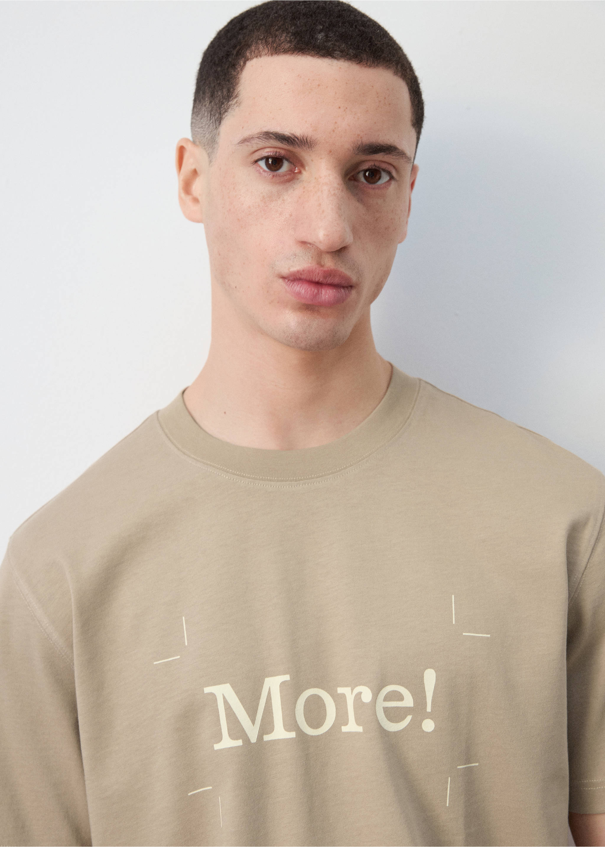 تي شيرت قطني 100٪ مع نص مطبوع - تفاصيل المنتج 1, بيج. Ref: 27025995-00.