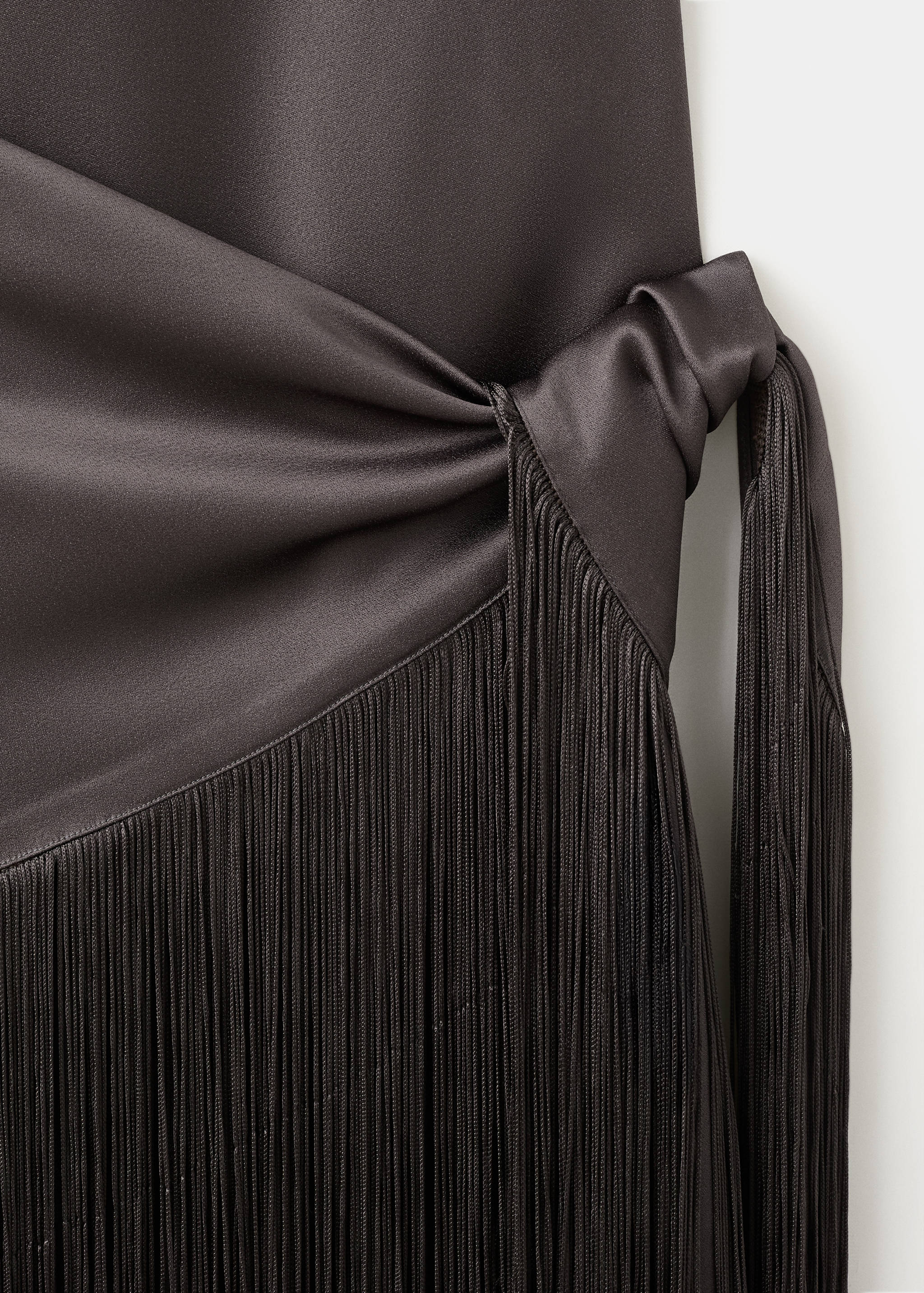 Satiniertes Kleid mit Bandana und Fransen - Detail des Artikels 8