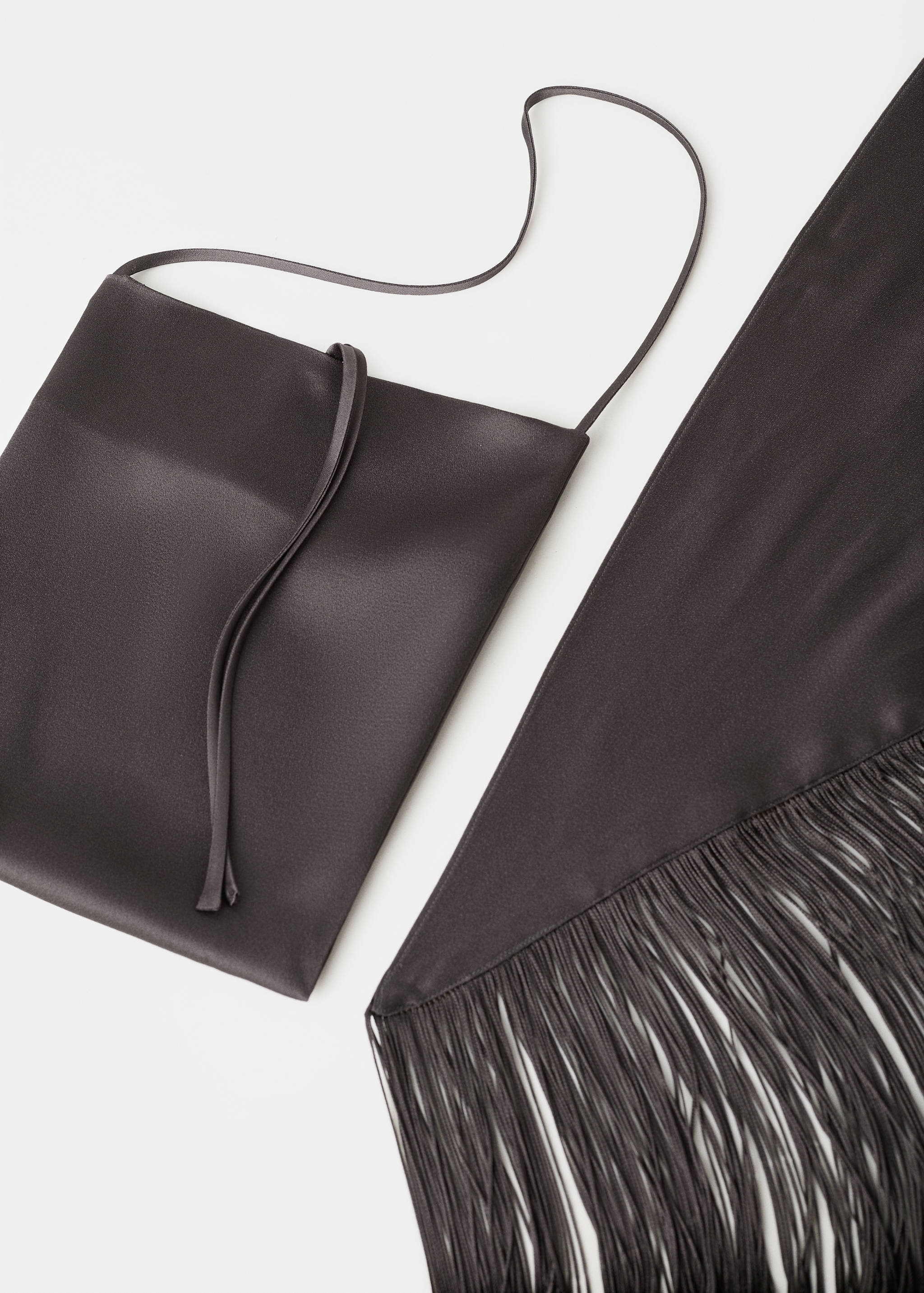 Satiniertes Kleid mit Bandana und Fransen - Detail des Artikels 0