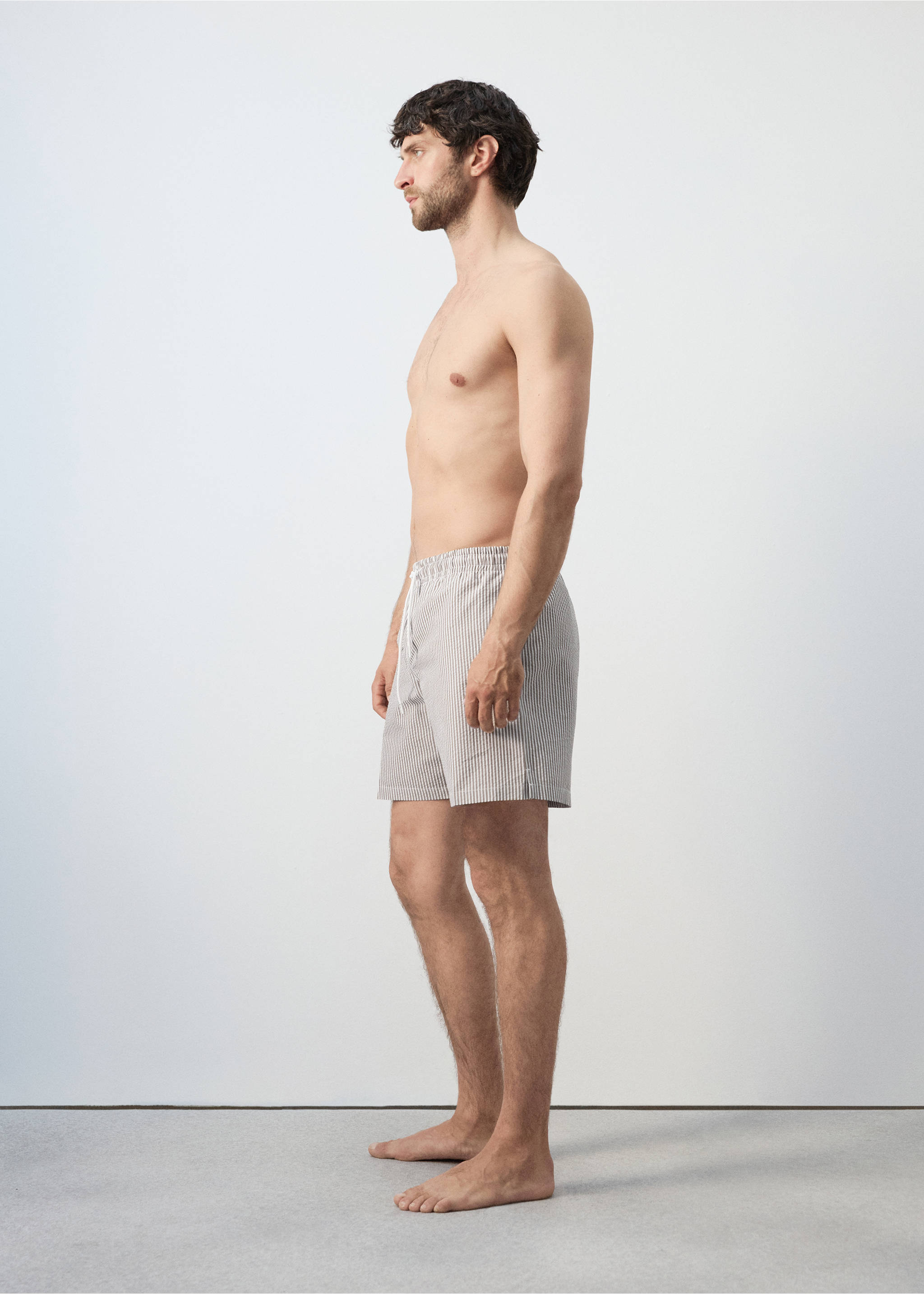 Gestreifte Seersucker-Badeshorts - Detail des Artikels 2, Khaki. Ref: 27026001-00.