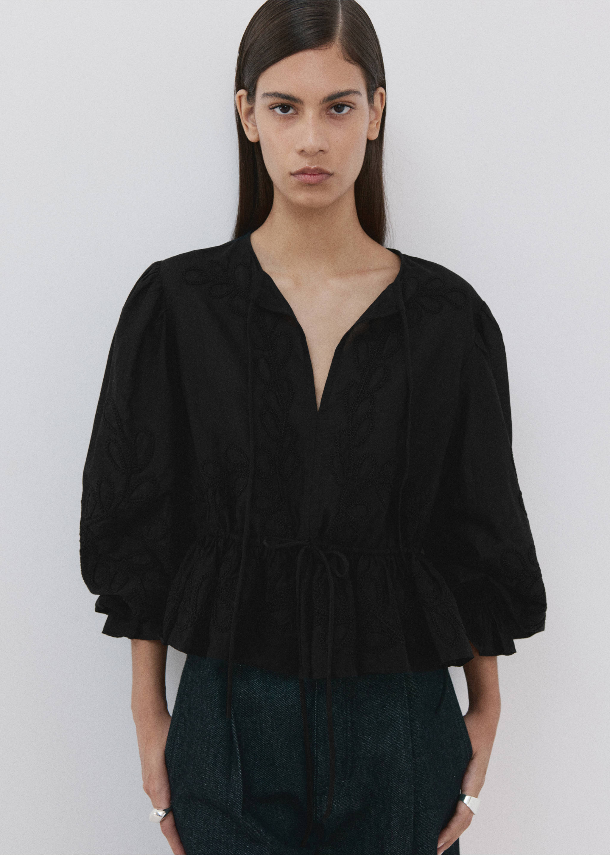 Хлопковая блузка с цветочной вышивкой - Средний план, Черный. Ref: 27026346-00.