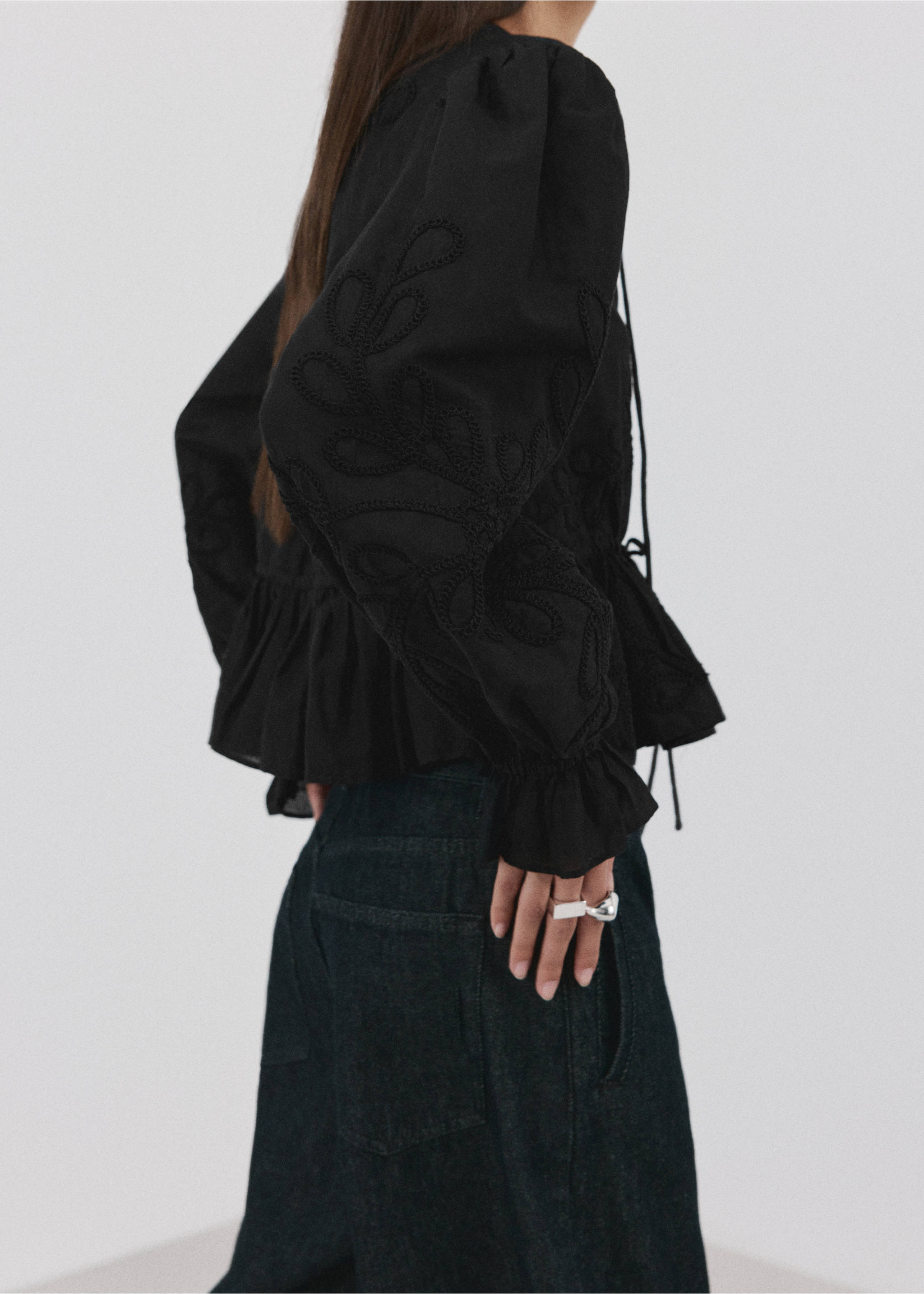 Хлопковая блузка с цветочной вышивкой - Деталь изделия 6, Черный. Ref: 27026346-00.