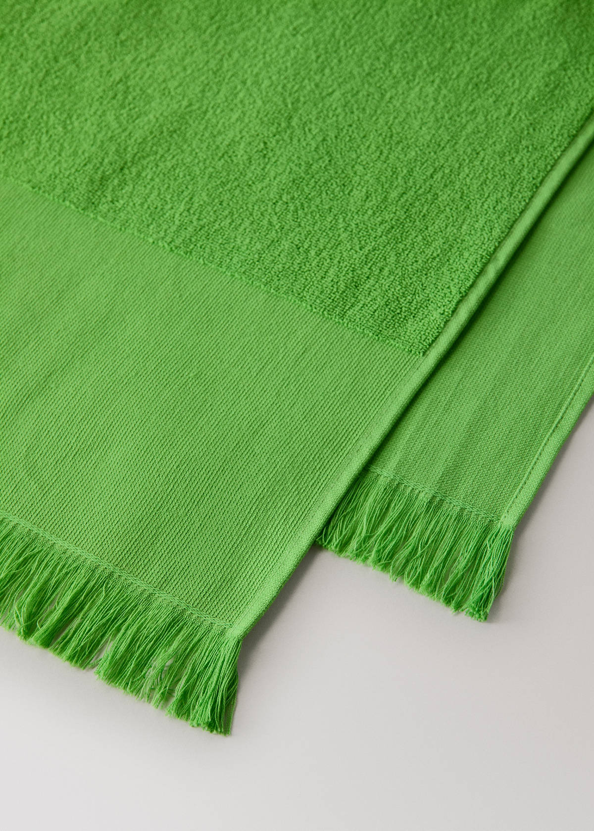 Plain overdyed beach towel with tassels — Green Apple