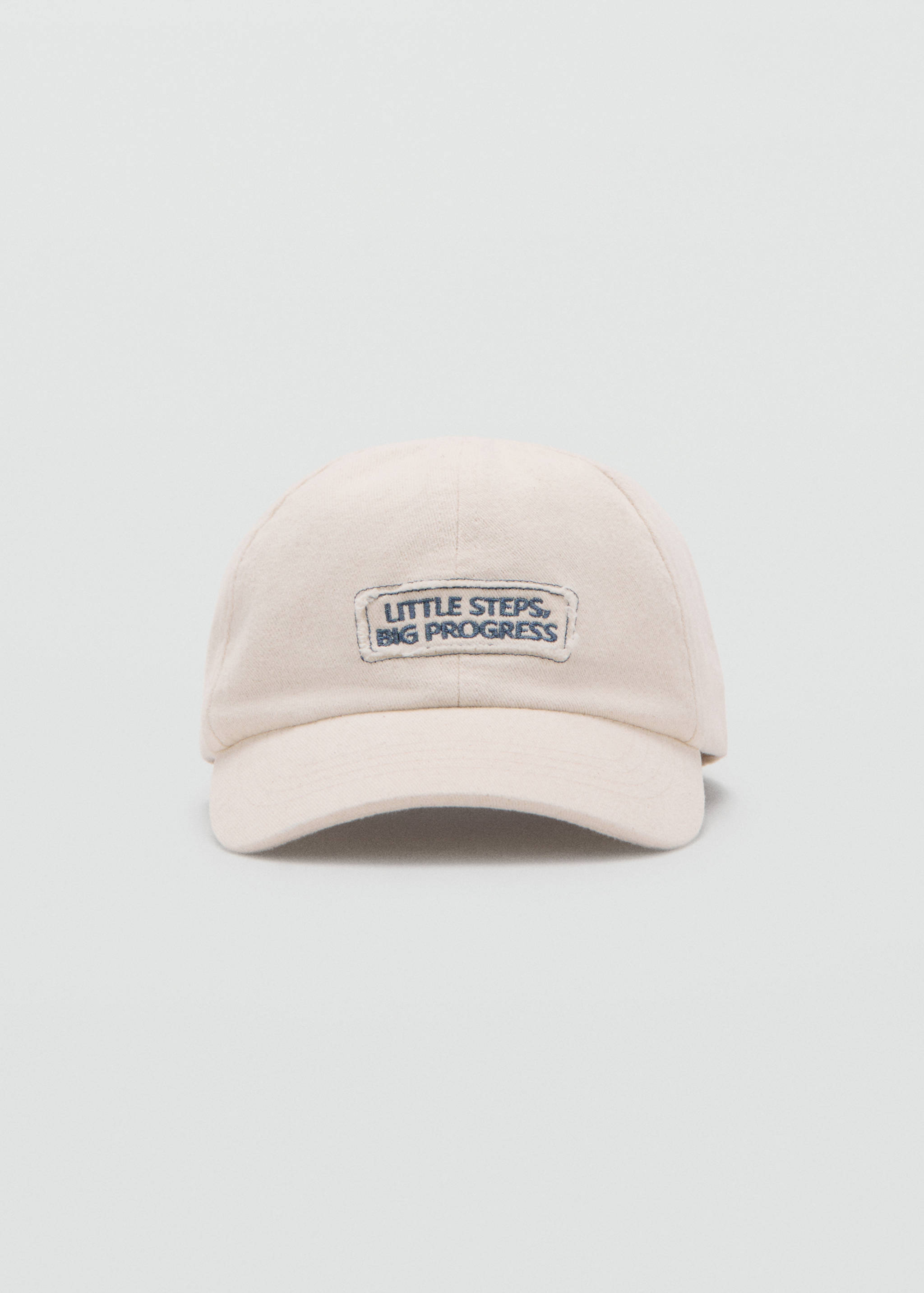 Gorra texto bordado - Plano medio