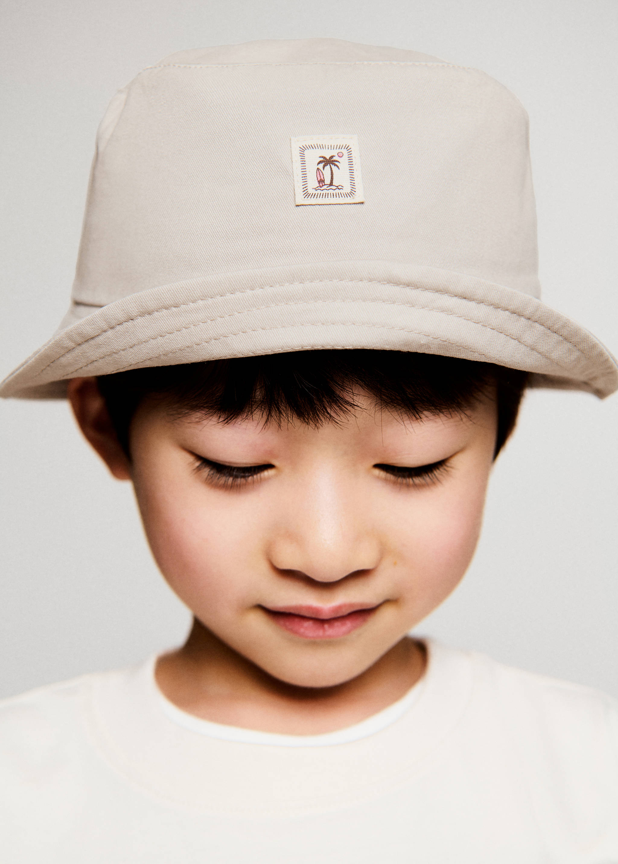 Gorro bucket bordado - Plano general