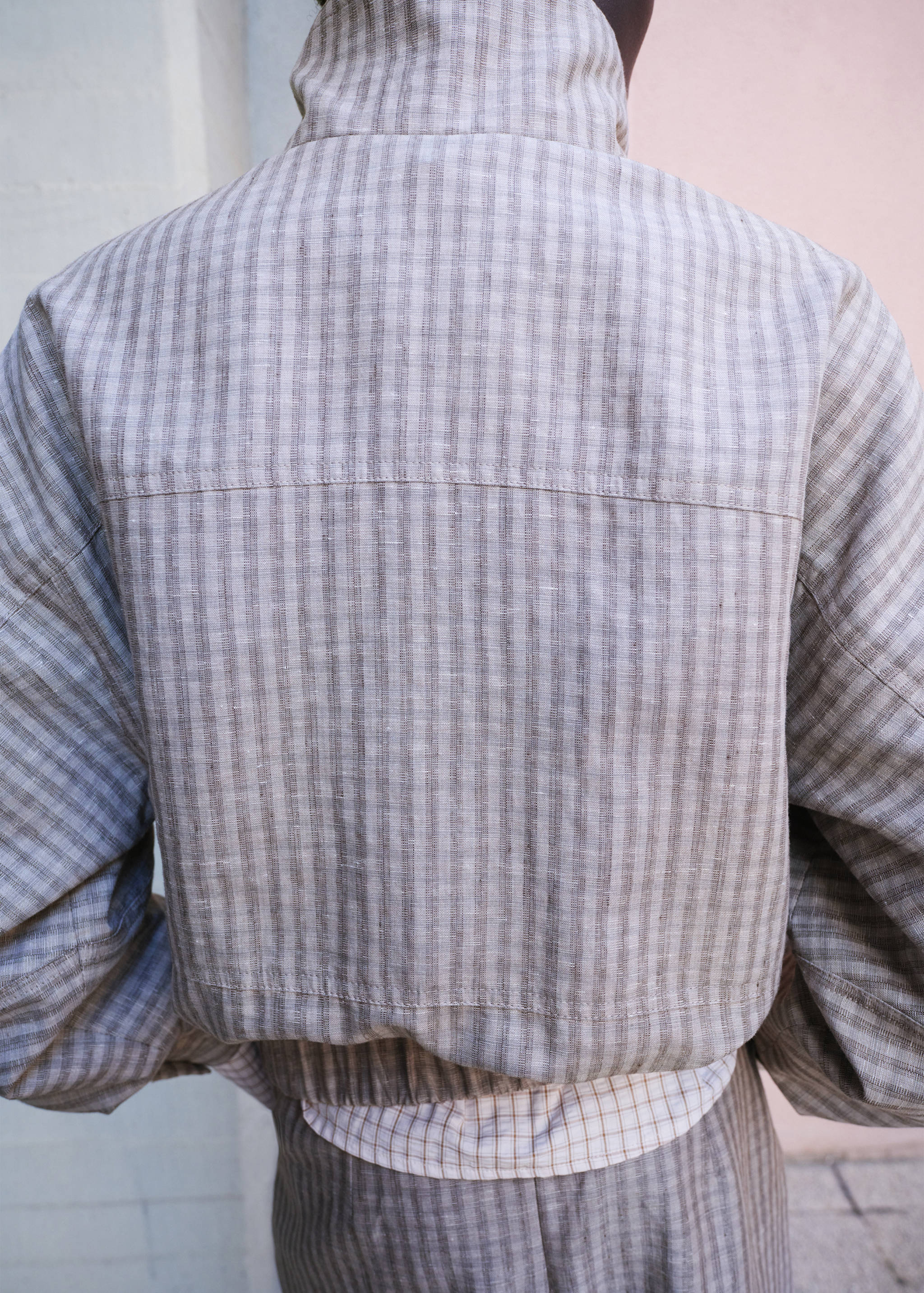 Куртка-бомбер в клетку - Средний план