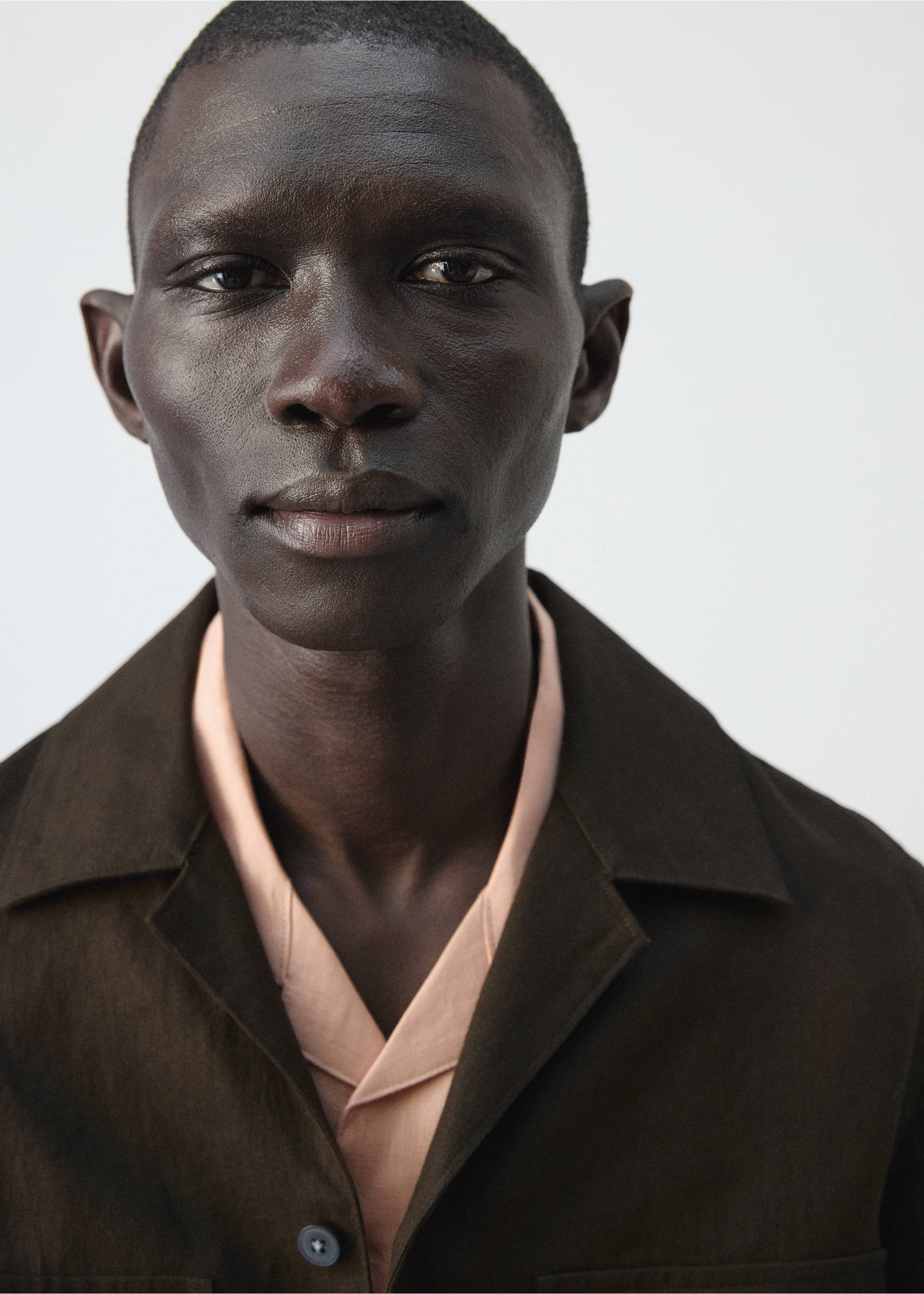 Sobrecamisa de 100% linho com gola de bowling - Pormenor do artigo 6, Chocolate. Ref: 27026712-02.