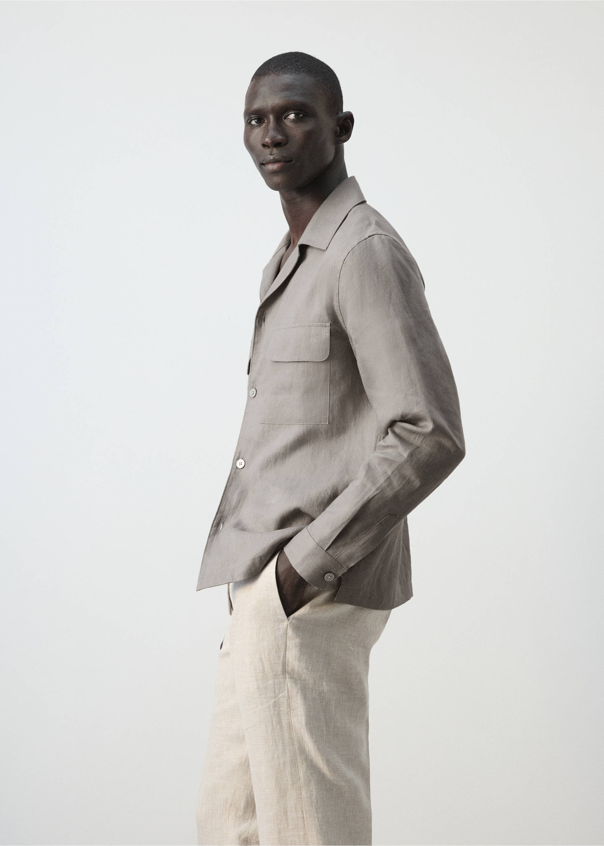 Overshirt van 100% linnen met bowlingkraag - Detail van het artikel 2, Middenbruin. Ref: 27026712-00.