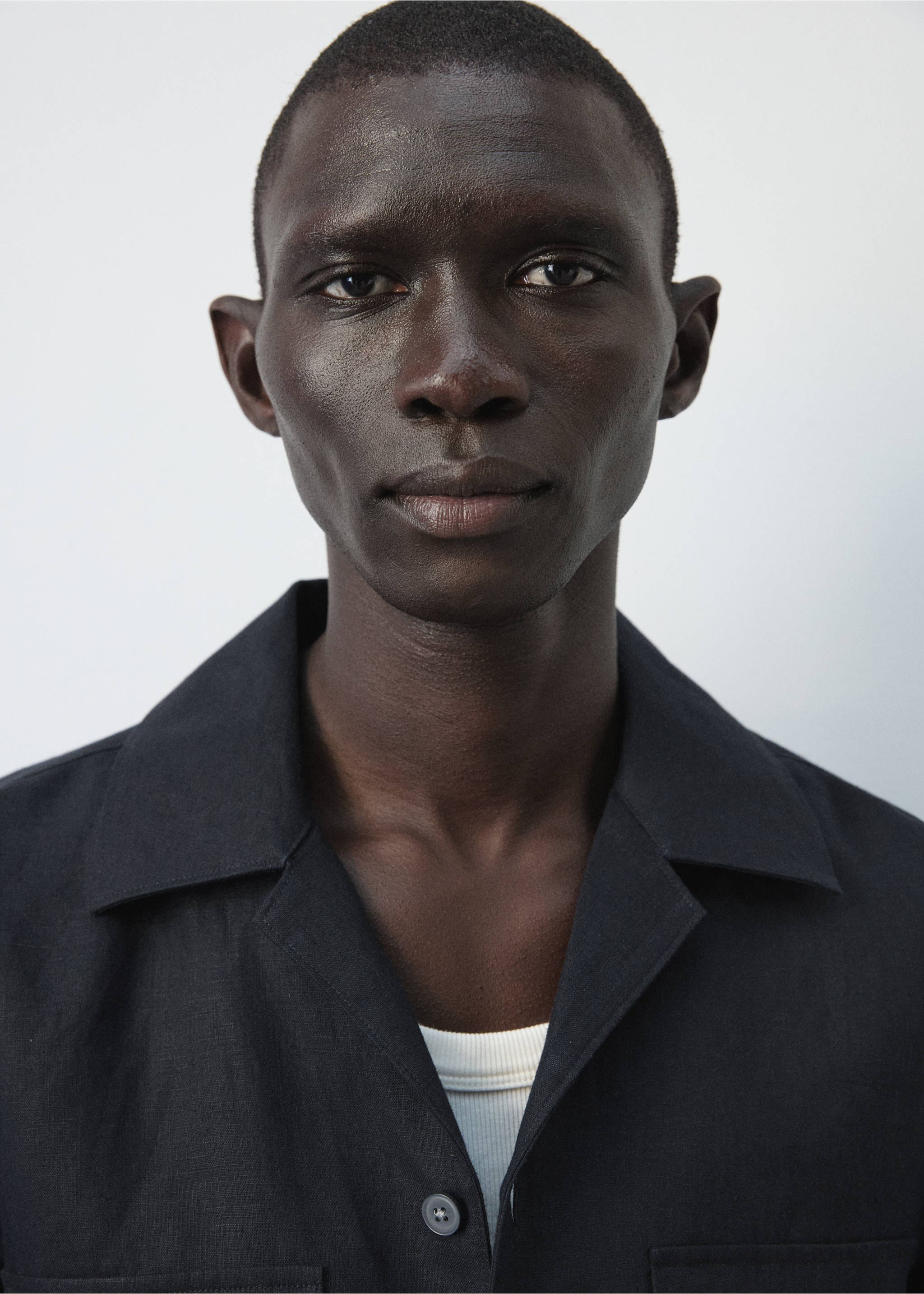 Overshirt van 100% linnen met bowlingkraag - Detail van het artikel 1, Marineblauw. Ref: 27026712-00.