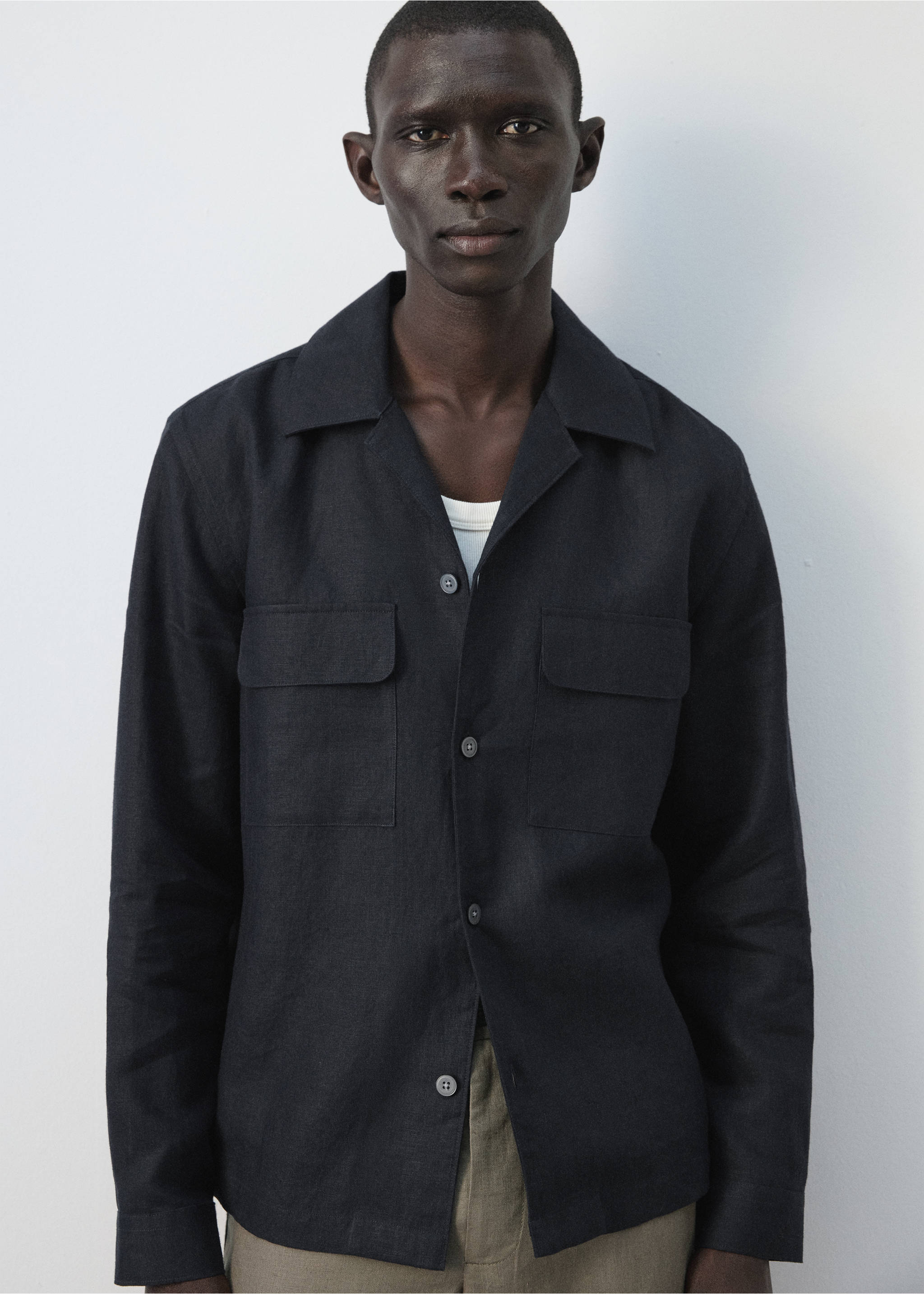 Overshirt van 100% linnen met bowlingkraag - Detail van het artikel 4, Marineblauw. Ref: 27026712-00.