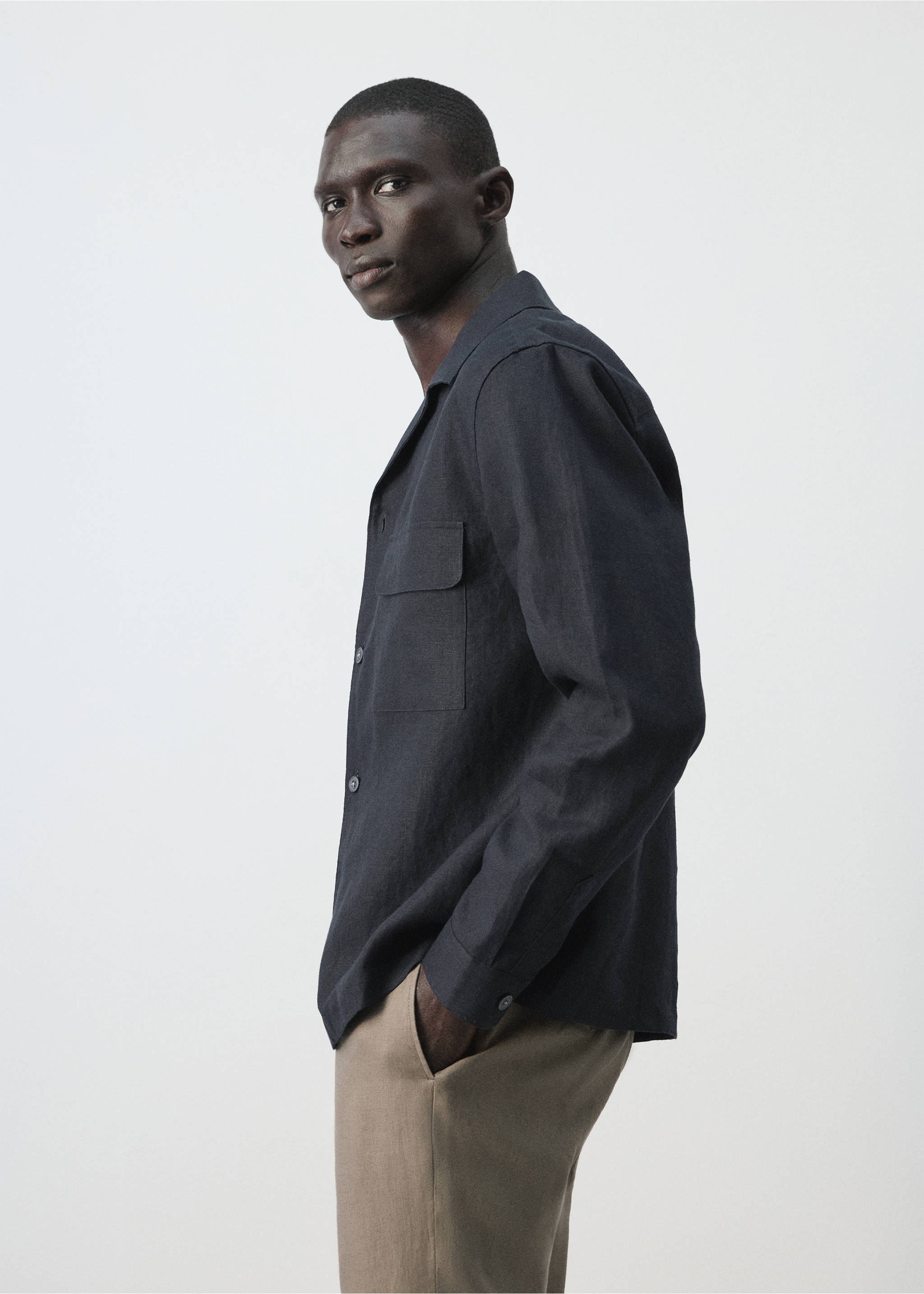 Overshirt van 100% linnen met bowlingkraag - Detail van het artikel 2, Marineblauw. Ref: 27026712-00.