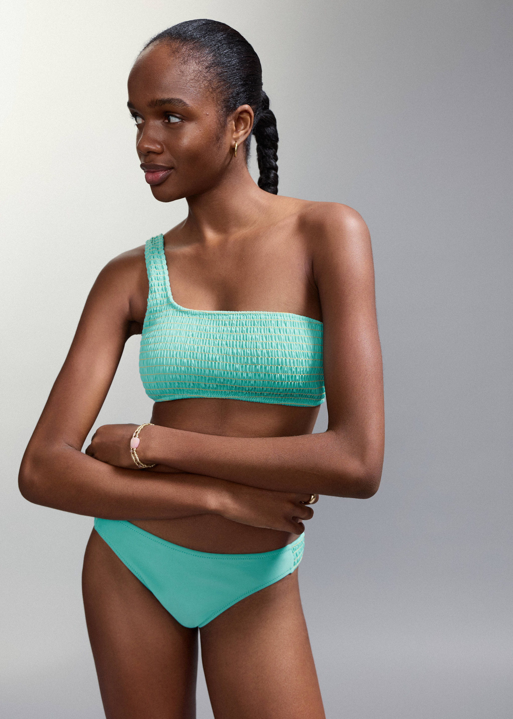 Асимметричное бикини с плавками средней посадки - Средний план