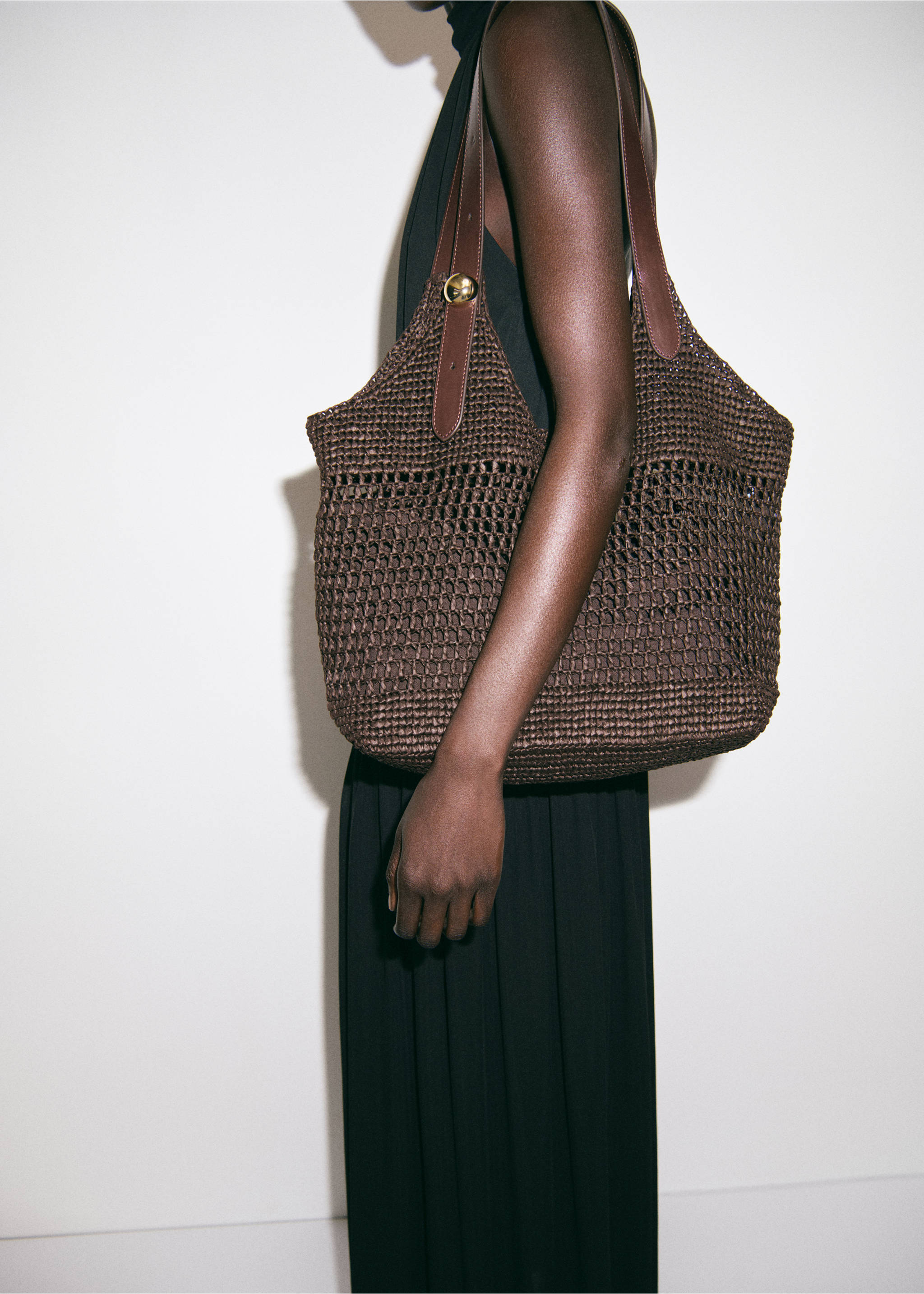 Natural fibre shopper bag with metallic detail - Details of the article 9, Chocolate. Ref: 27027137-00.