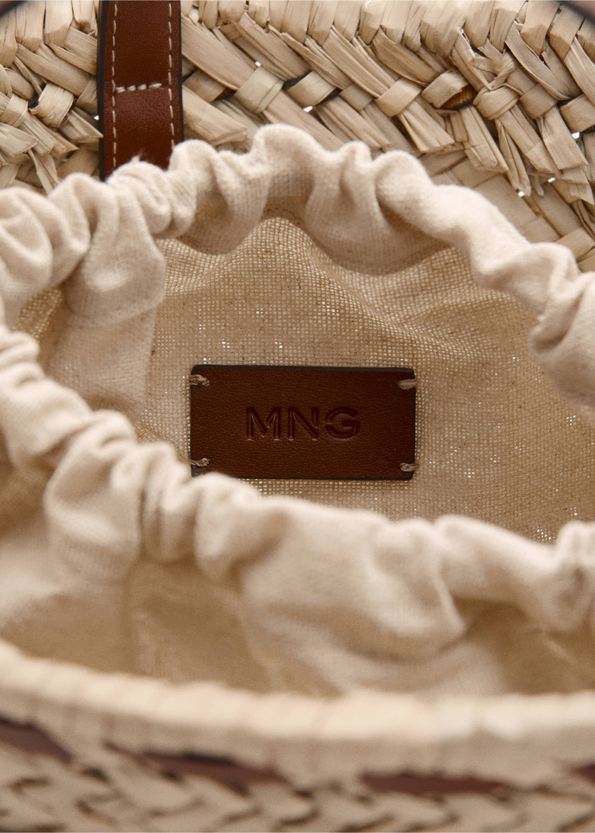 Small natural fibre basket - Details of the article 2, Leather. Ref: 27027138-00.